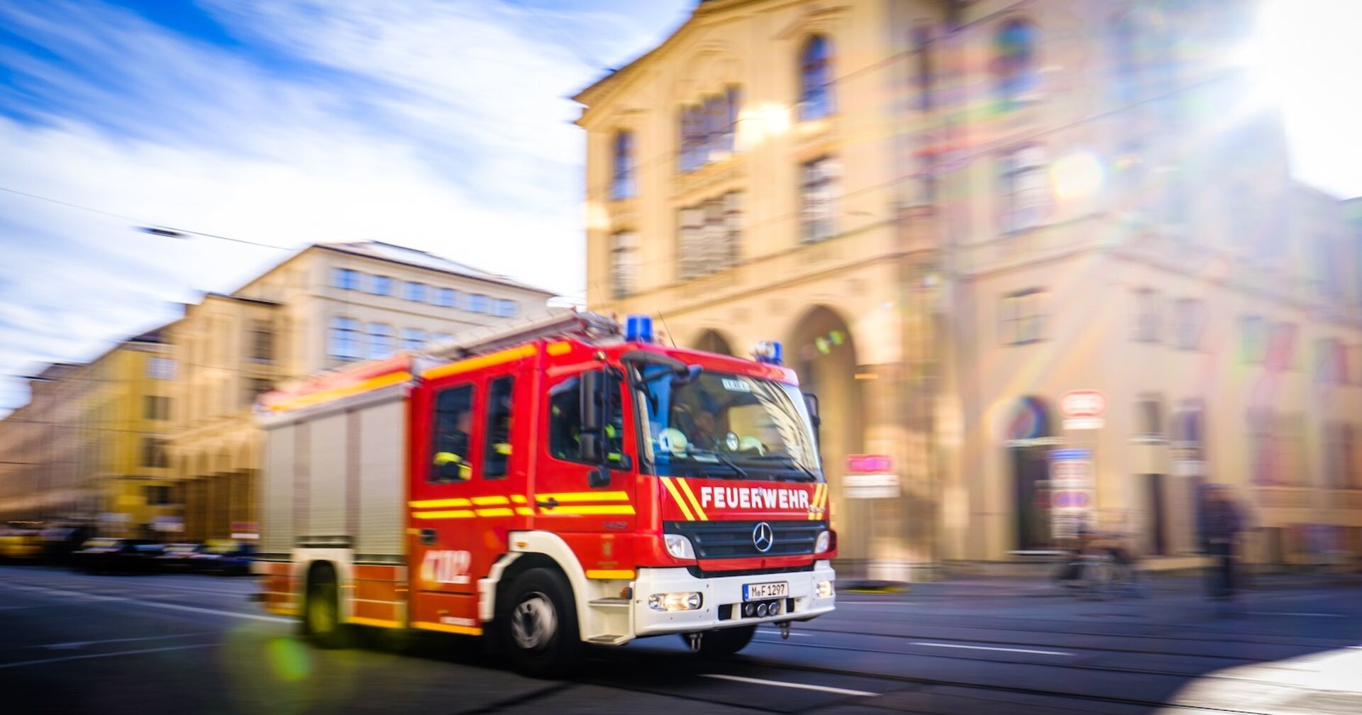 Eine Feuerwehrauto auf dem Weg zu einem Einsatz.