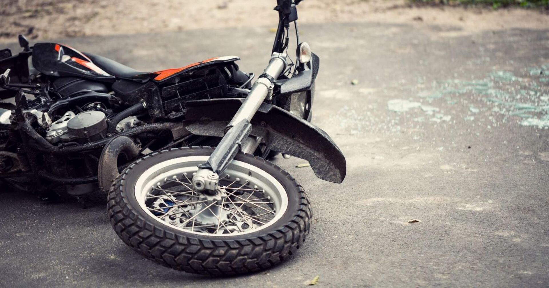 Ein Motorrad liegt nach einem Unfall auf der Straße.