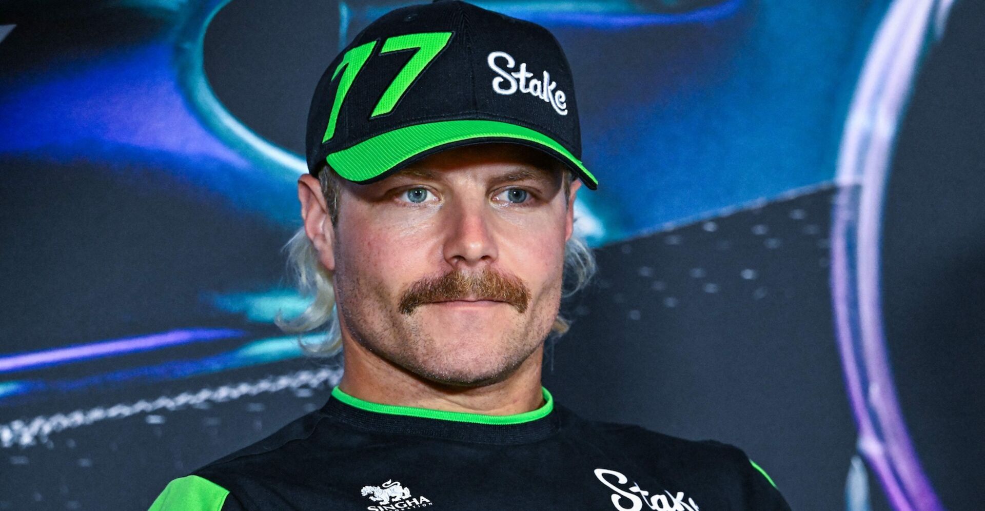 Valtteri Bottas trägt eine Sauberkappe mit seiner Rennnummer 777