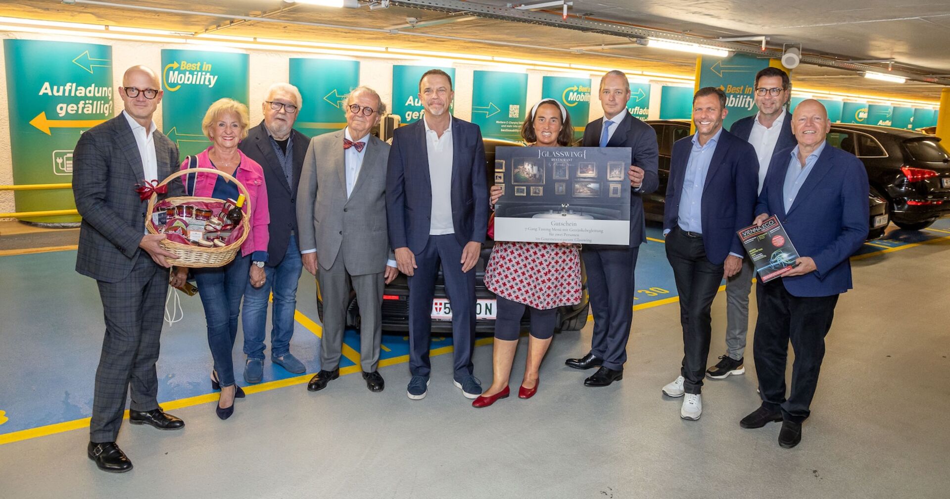 Preisverleihung in einer Parkgarage.