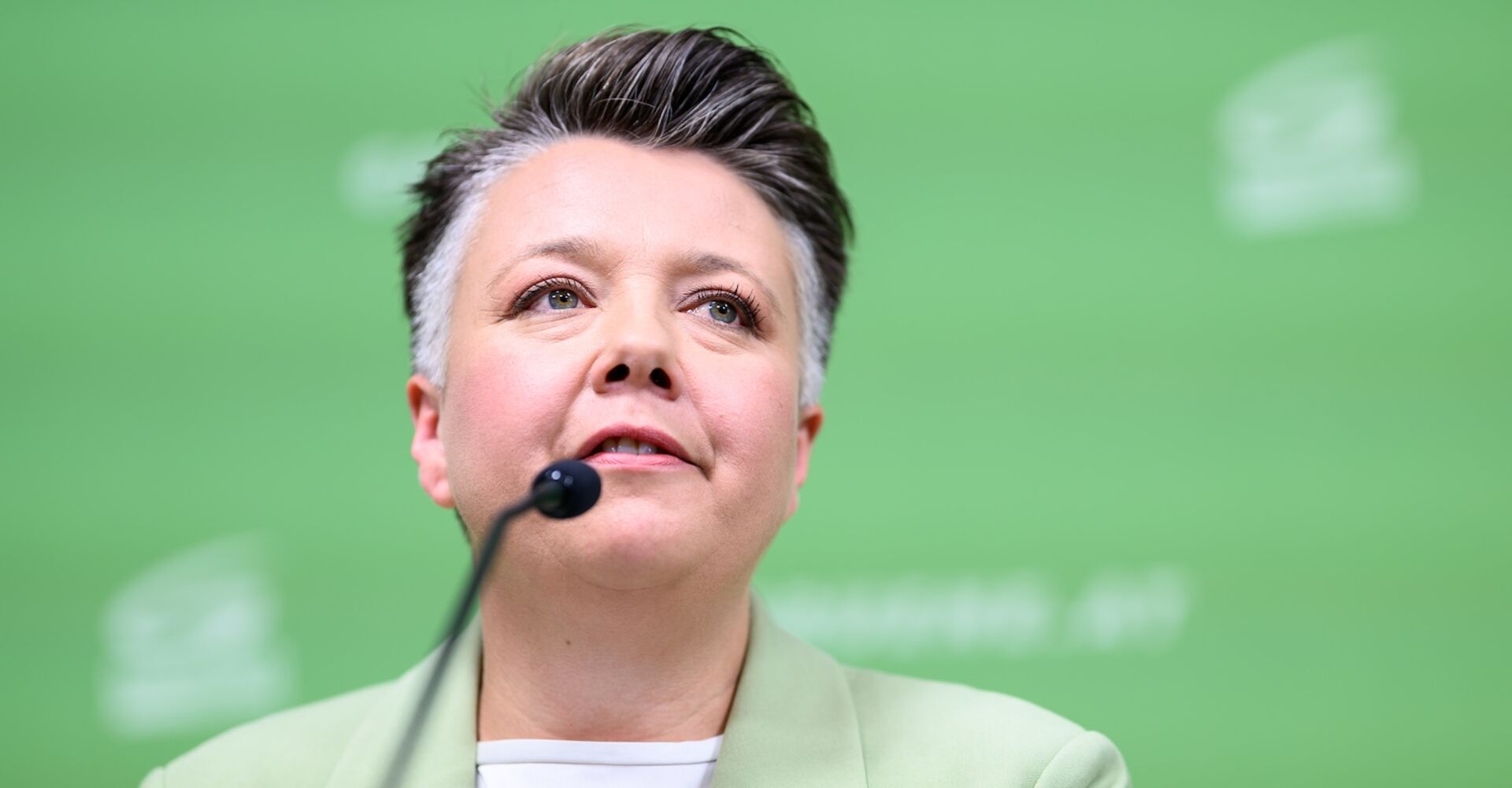Olga Voglauer im Porträt bei der Pressekonferenz zur Verteidigung von Spitzenkandidatin Lena Schilling