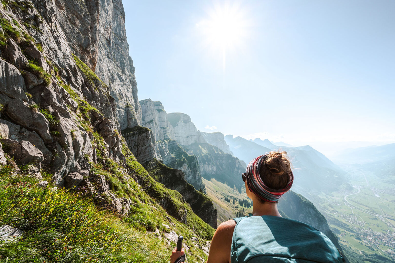 Frau wandert im Gebirge | Credit: iStock.com/Michael Lutz