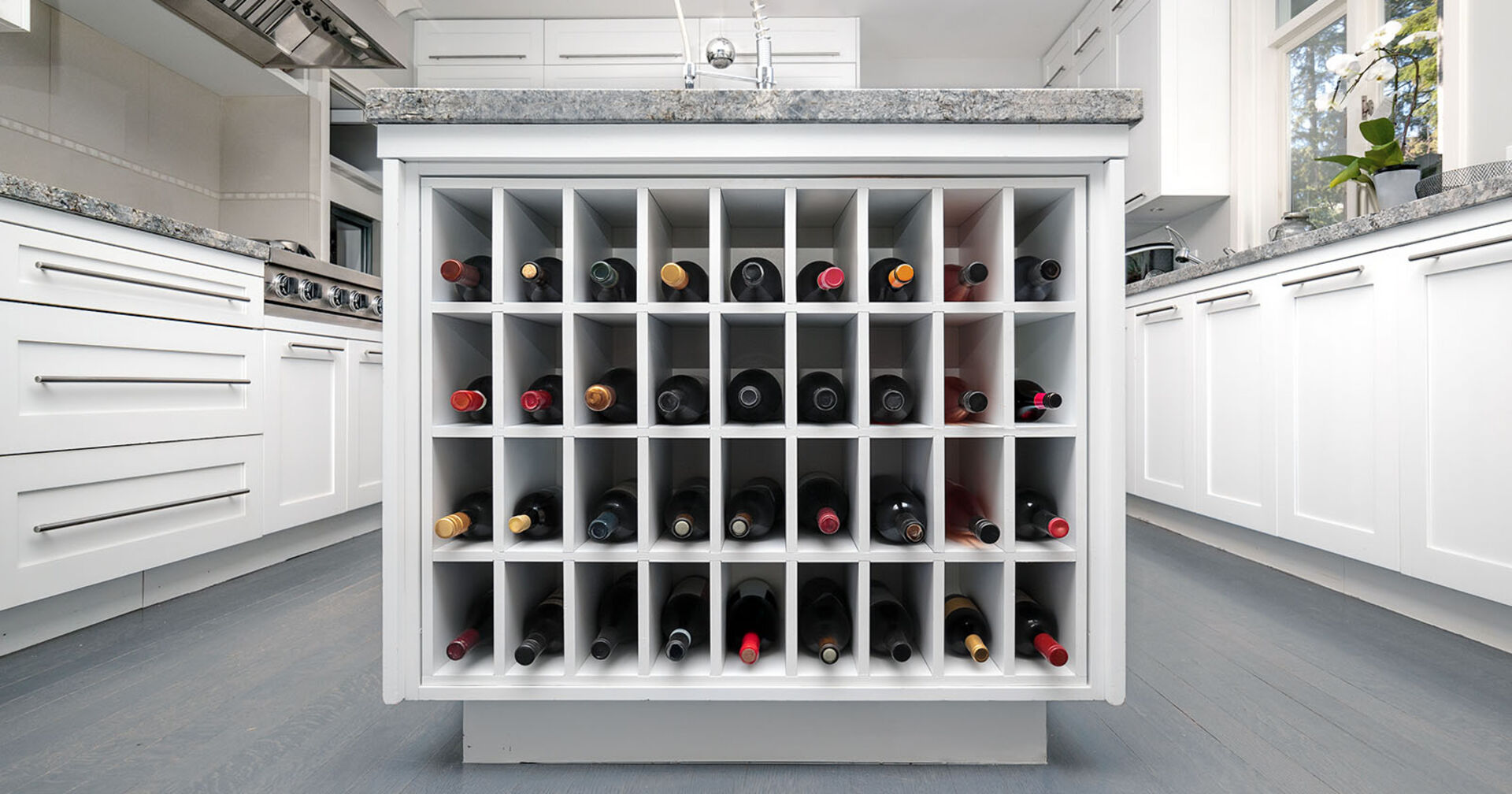 Weinregal in einer Kücheninsel | Credit: iStock.com/Petra Richli