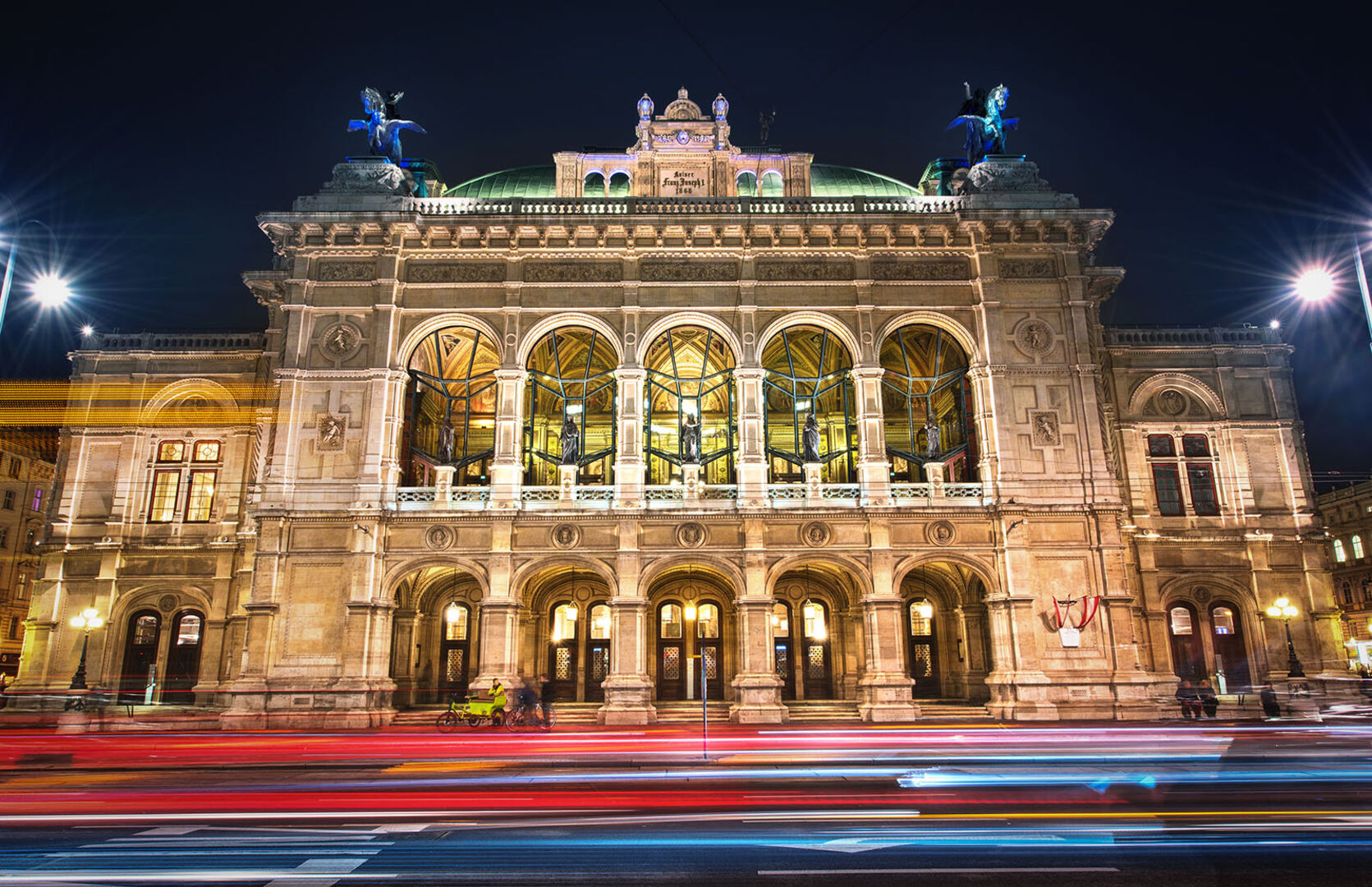 Wien Staatsoper bei Nacht | Credit: iStock.com/Trifonov_Evgeniy