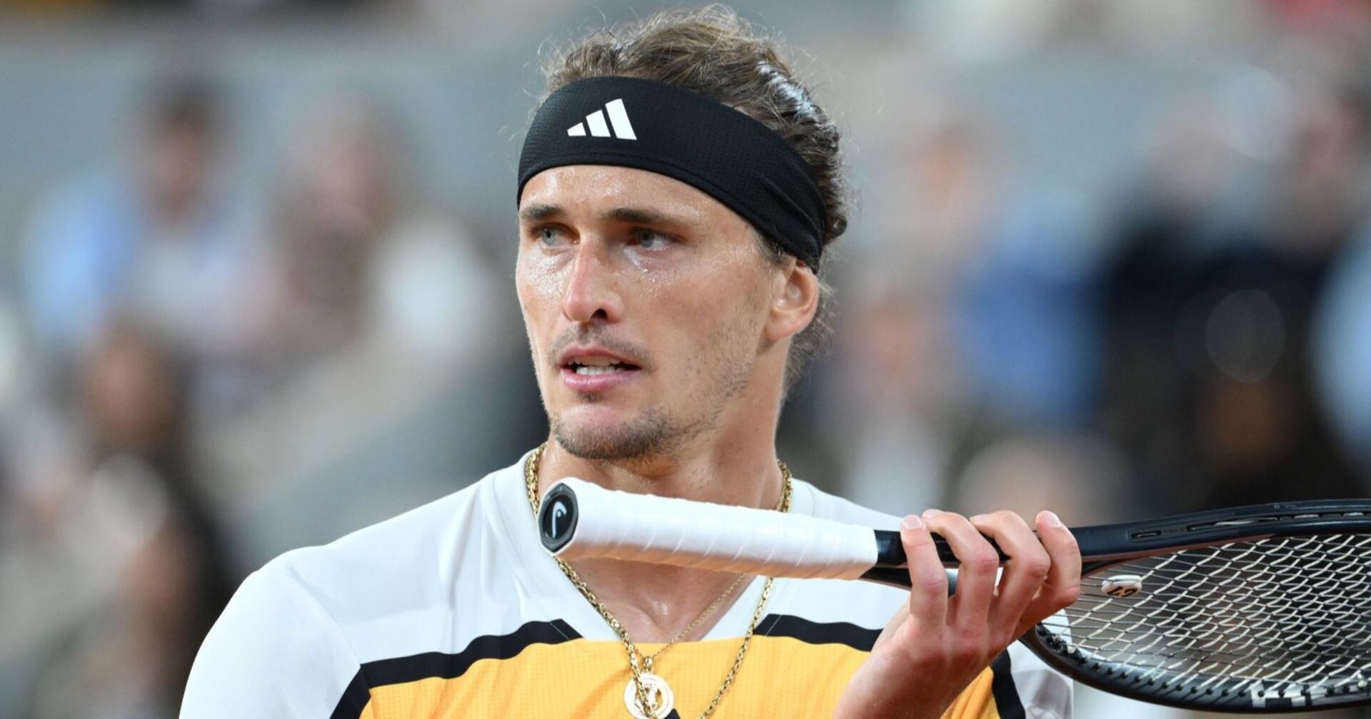 Alexander Zverev am Court, er hält seinen Tennisschläge in der Hand
