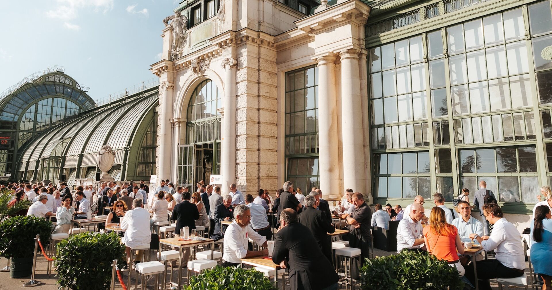 Blick auf die Terrasse voller Menschen
