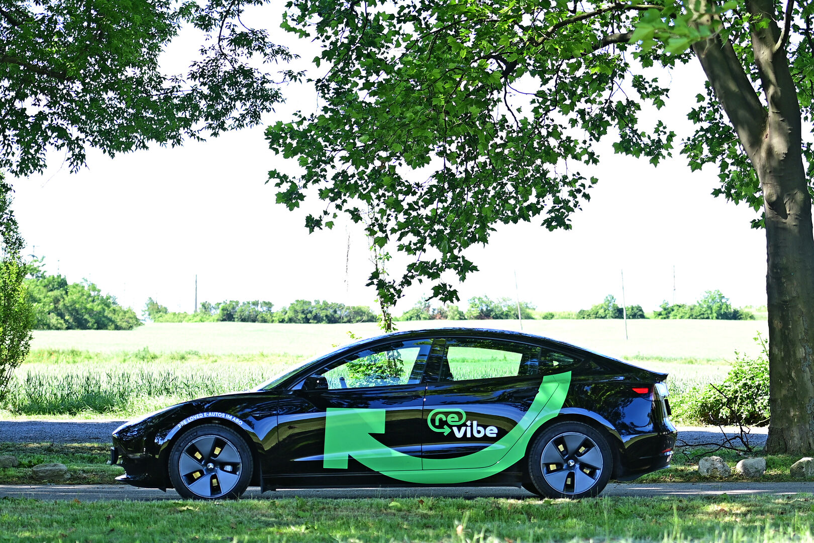 Auto von der Seite in einer Landschaft