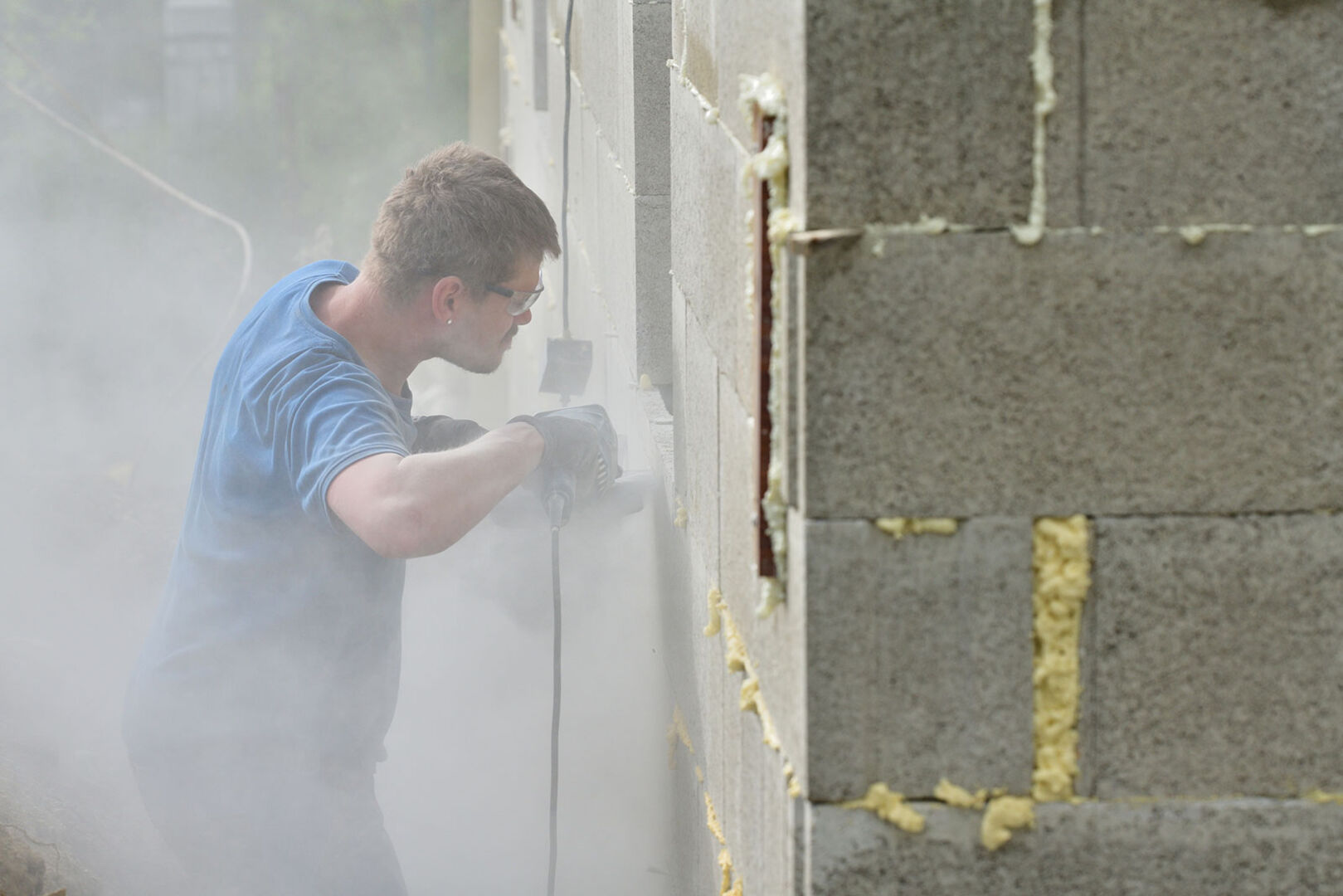 Mann arbeitet auf der Baustelle | Credit: iStock.com/Pavol Klimek