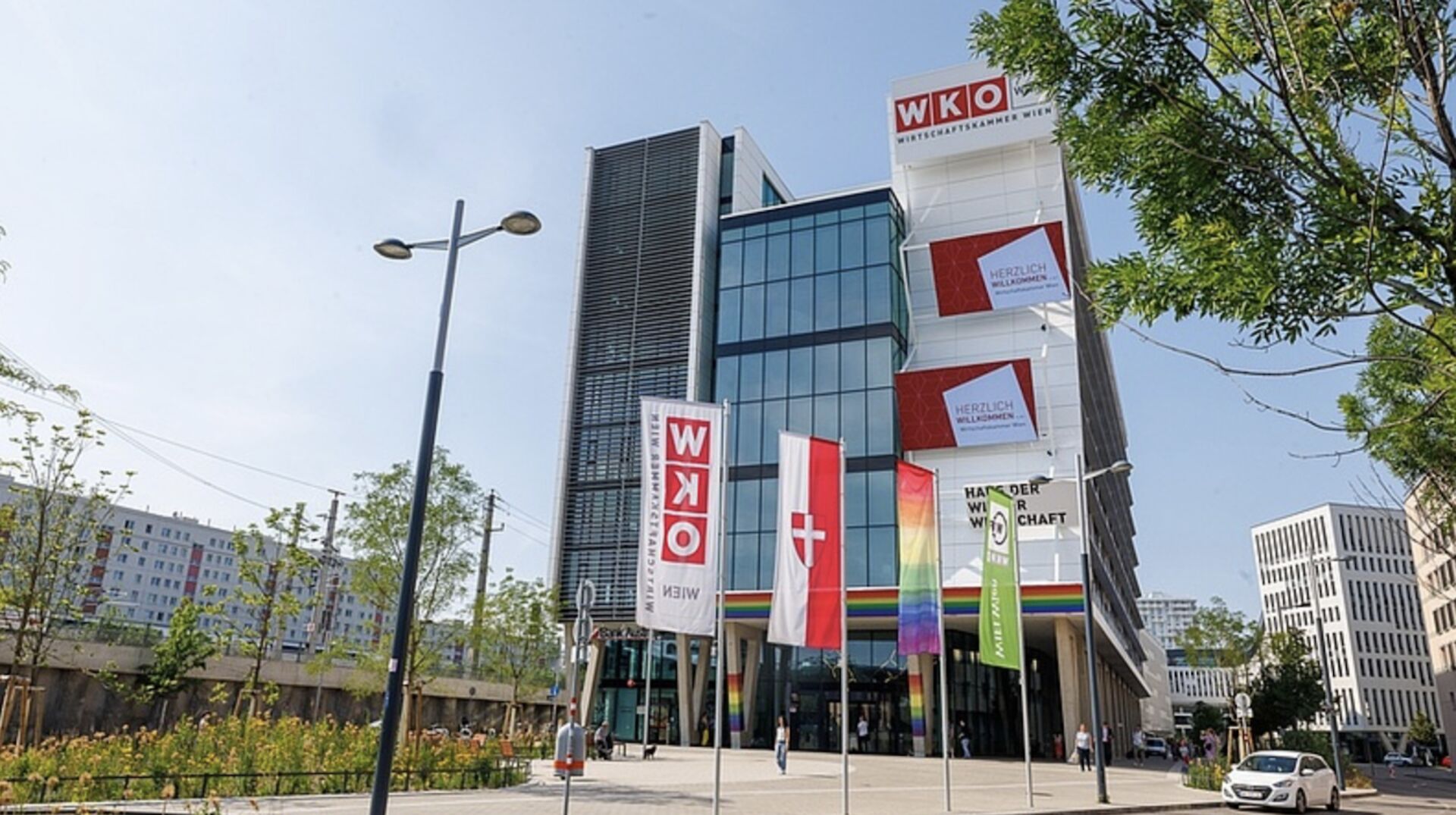 Gebäude von der Straße gesehen, Blick von schräg unten