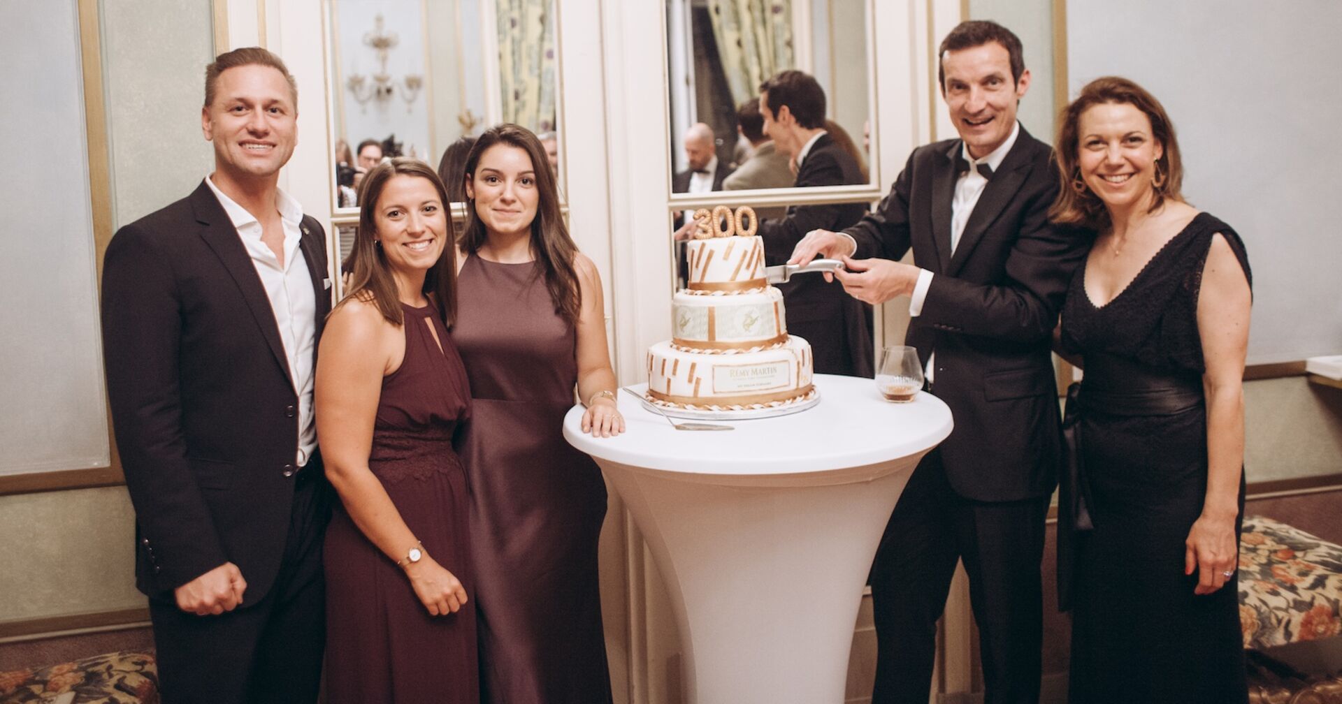 Gäste feiern 300 Jahre Rémy Martin mit einer Torte