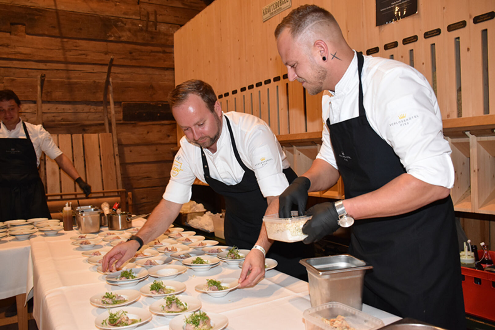 Am Kuchitisch Mathias Seidl und Domi (Schlosshotel Fiss)