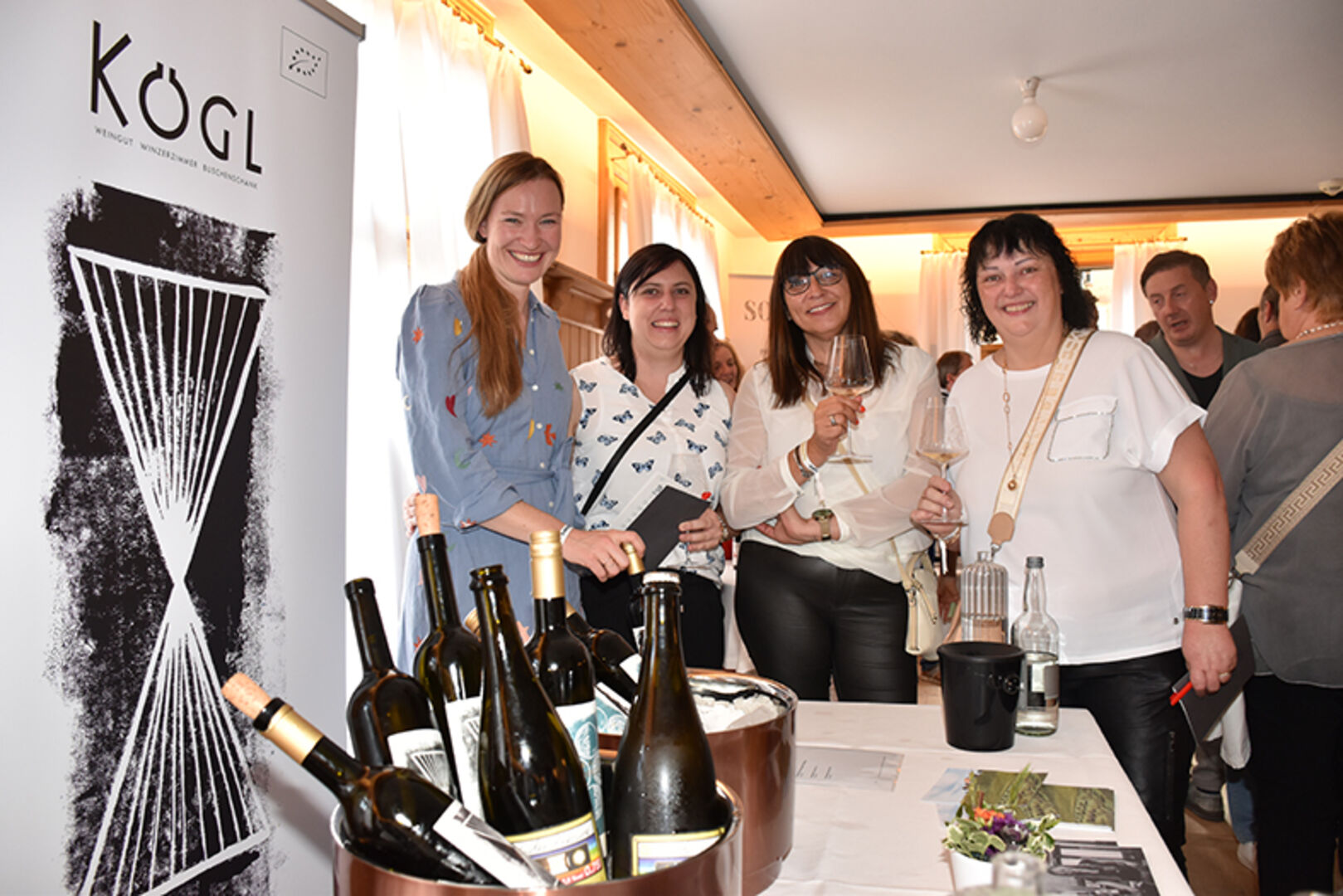 Tamara Kögl (Weingut Kögl, Südsteiermark) mit Michaela Sohler, Helga Spöttl, Sabine Kurz vom Hotel Schiff, Au)