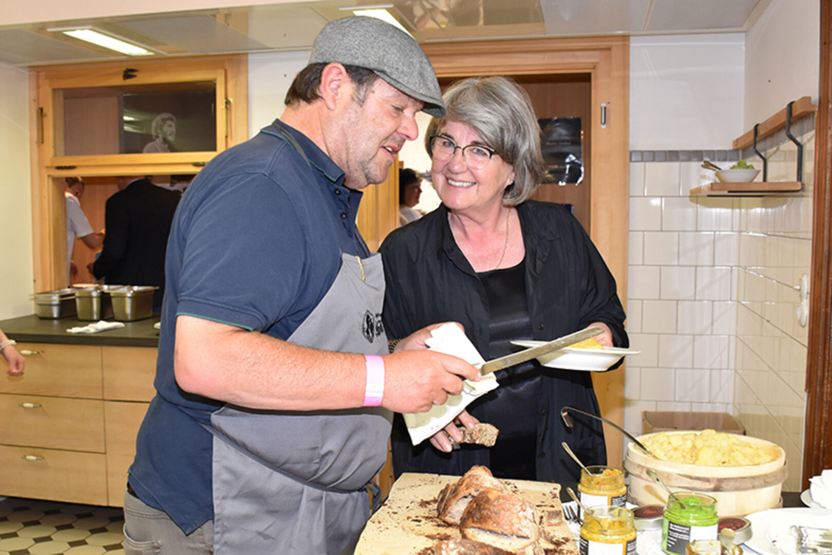 Anita Meusburger bei Franz Breznik. Er servierte selbstgemachtes Krustenbrot, Schweinsbraten, Schweinsbauch und Weißwürste