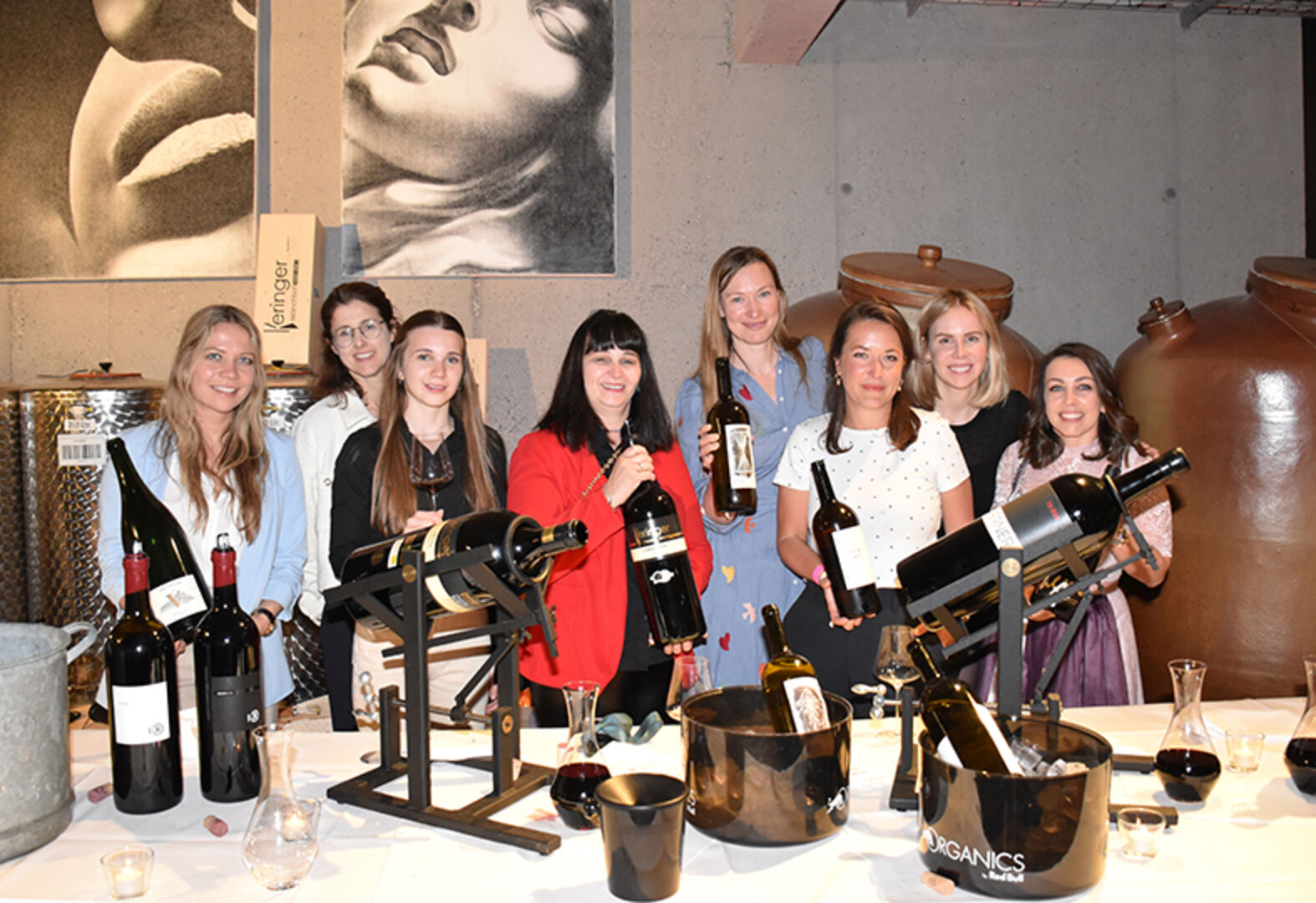 Start zur „Big Bottle Party“ mit den neun Winzerinnen, ein weiterer Höhepunkt des Genussabends.
