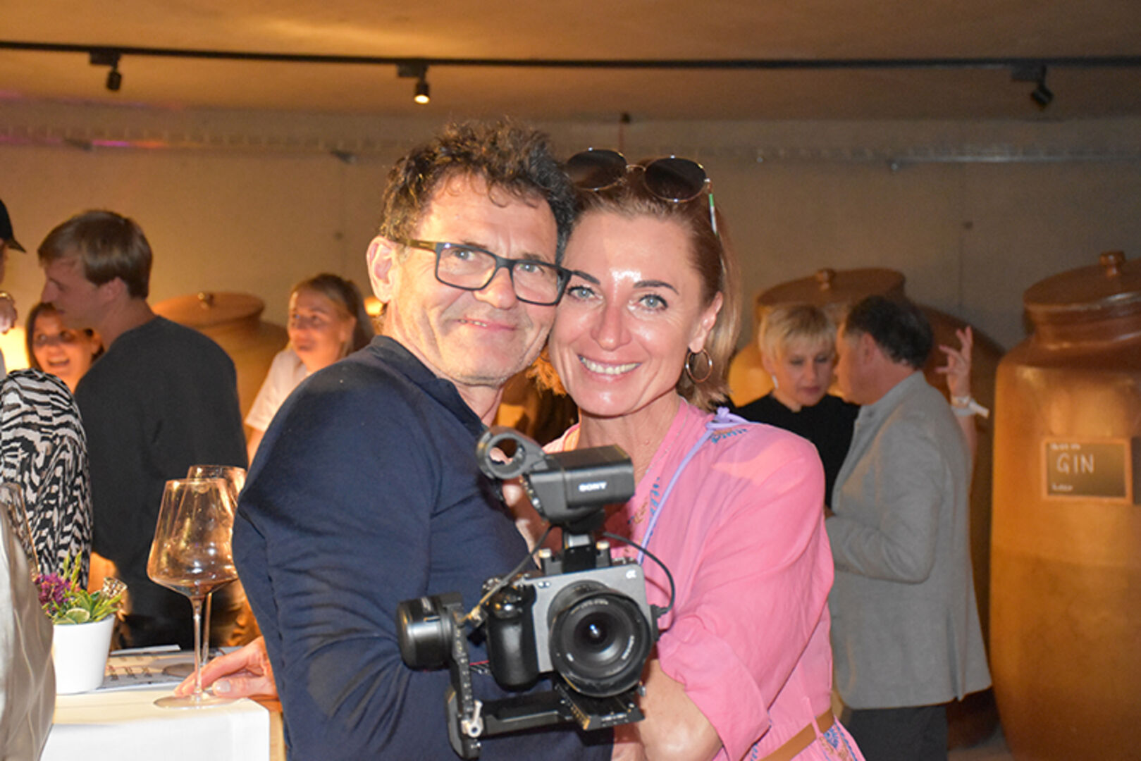 In Partylaune ORF-Kameramann Alexander Roschanek und ORF-Redakteurin Dorothea Schertler