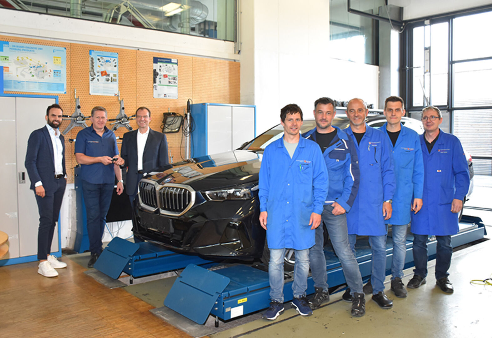 Vorne: Lehrer der LBS 2: Valentin Feurstein, Markus Raggl, Walter Lang, Julien Bonetti und Herbert Fetzel