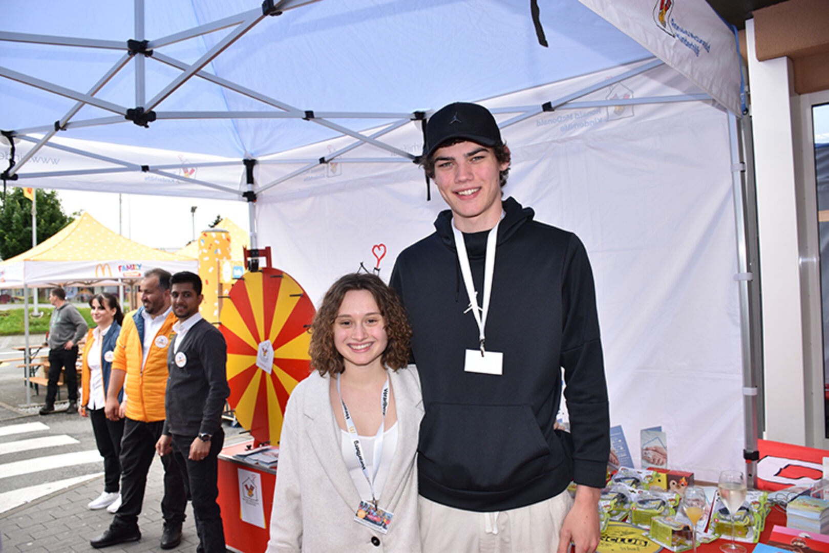 Nachbarn vom Mäci Hard: Emma und Simon Wieland