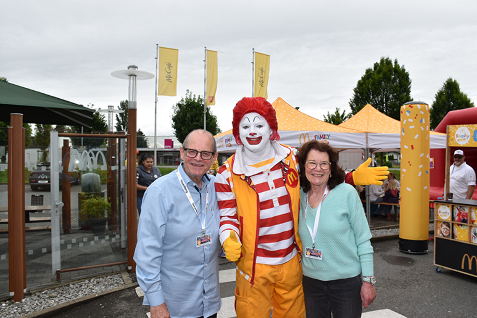 Ronald McDonald mit Jürgen und Ingrid Wagner