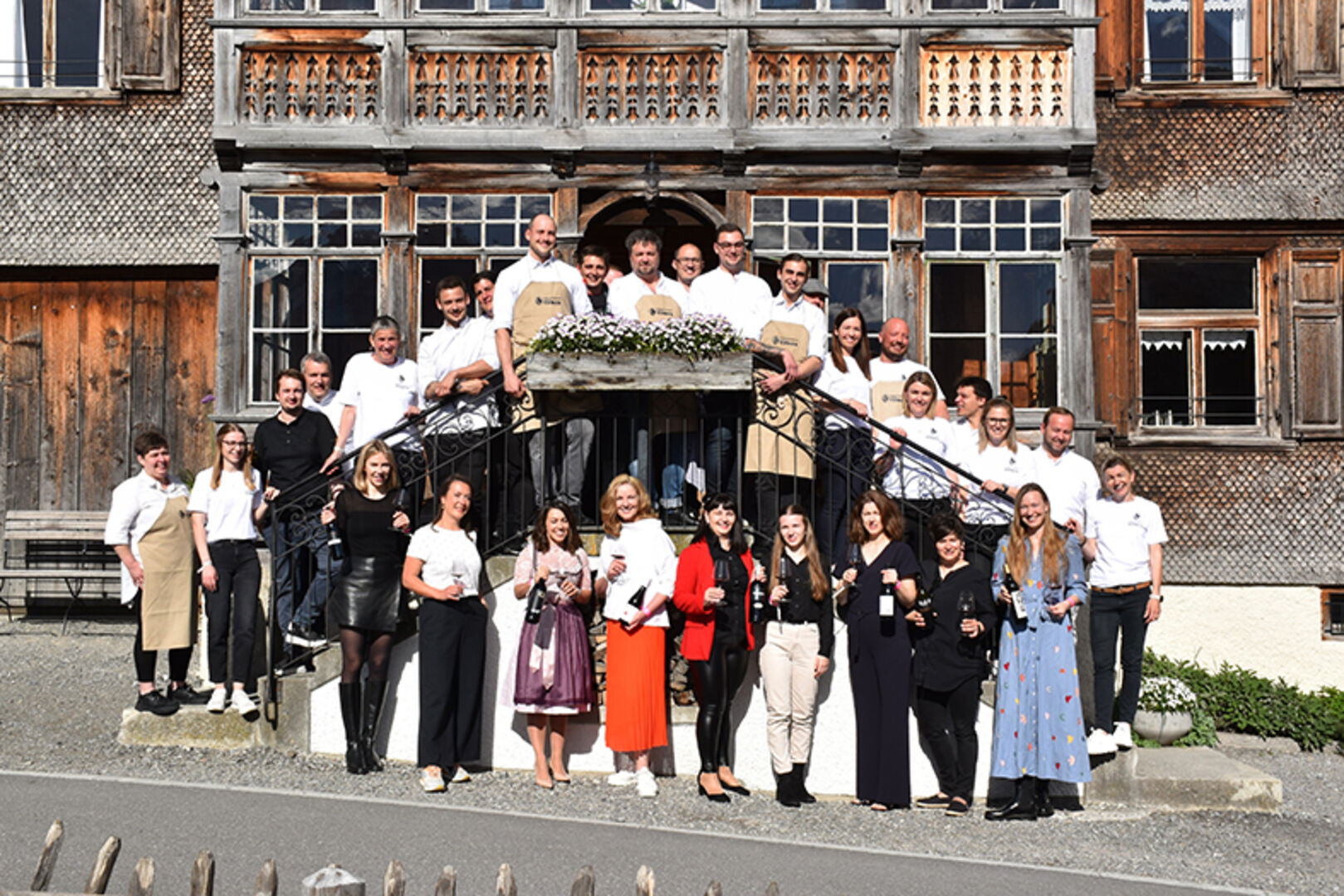 Die 9 Winzerinnen und das Team der Bergbrennerei &amp; Gasthaus Löwen