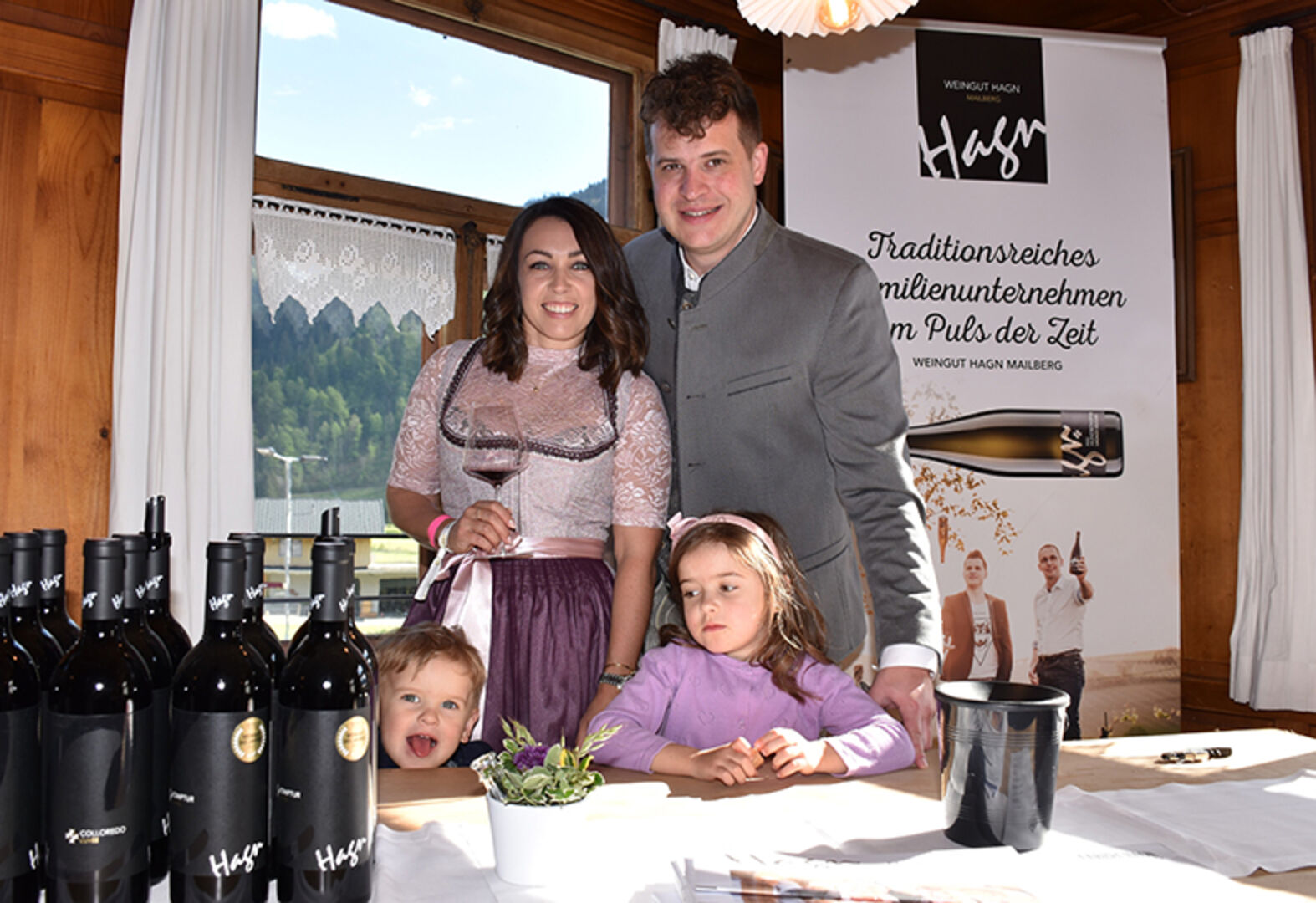 Carina und Wolfgang Hagn (Weingut Hagn) mit Louis und Ella-Rosa