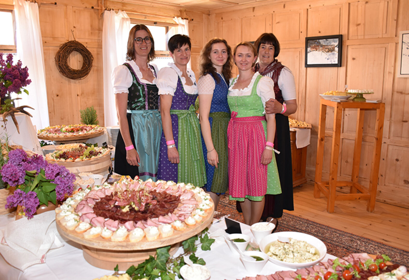 Feinste Käse- und Wurstspezialitäte aus der Region der Bäuerinnen von Au: Magdalena Simma, Veronika Natter, Elena Berlinger, Dorota Berlinger und Annemarie Plankel