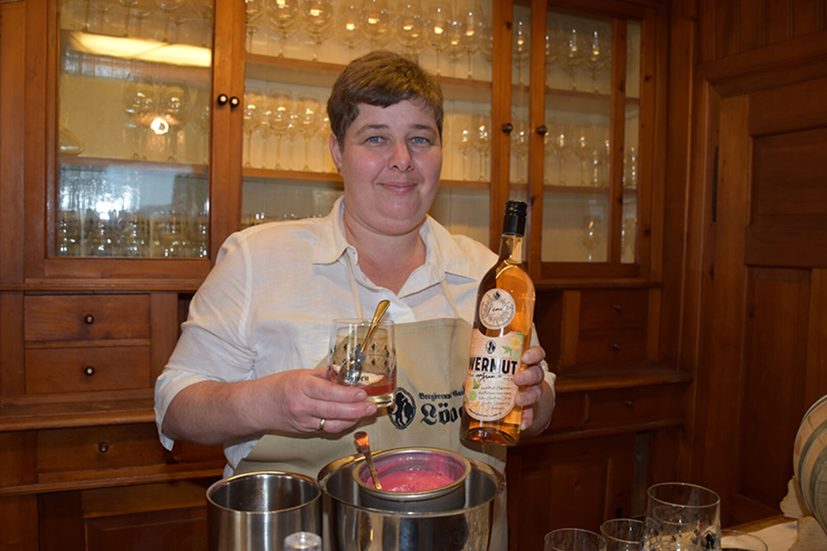 Marika Muxel servierte einen Negroni-Vermut mit Johannisbeer-Sorbet, Fenchel und Gin