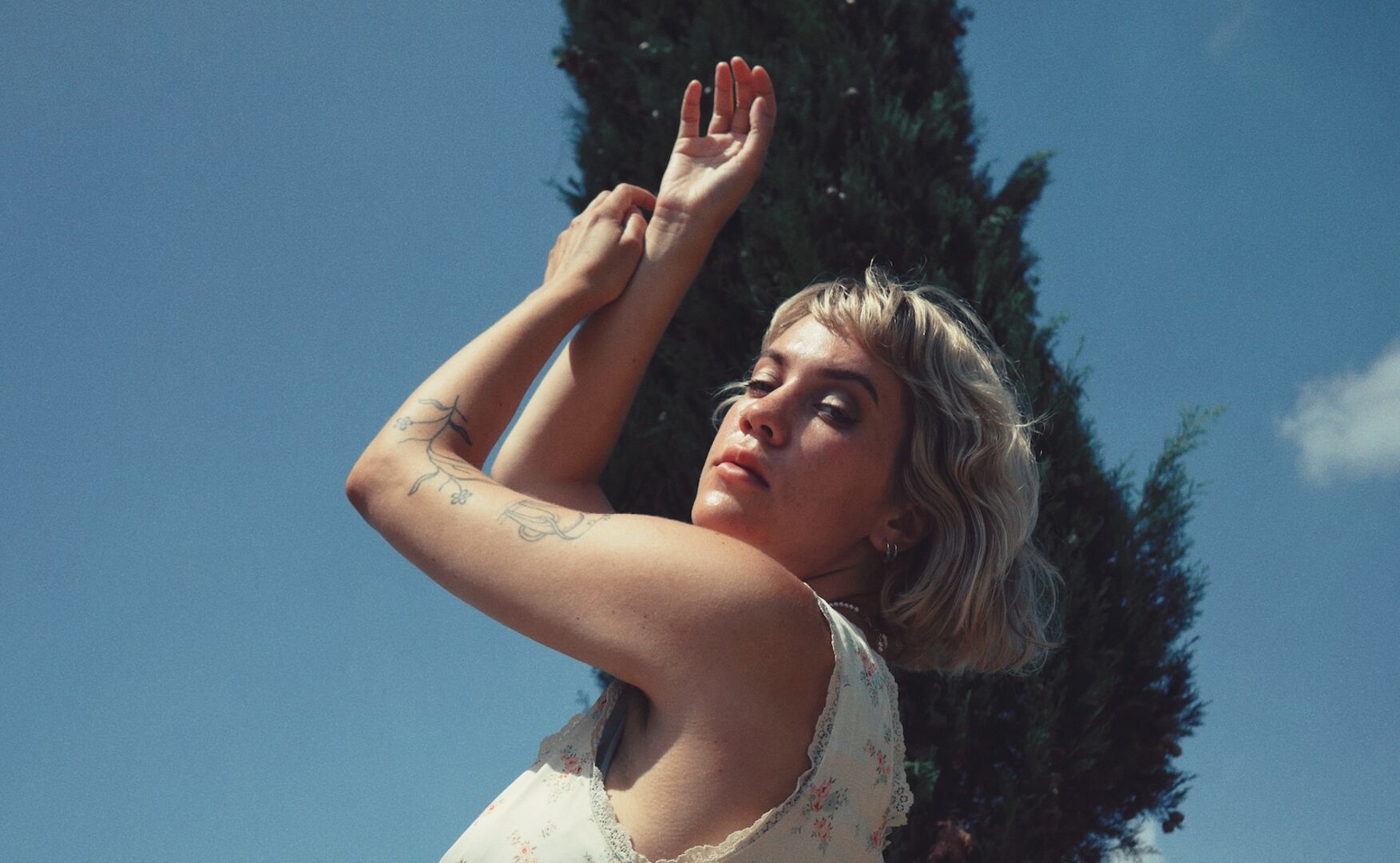 Porträt vor blauem Himmel tanzend