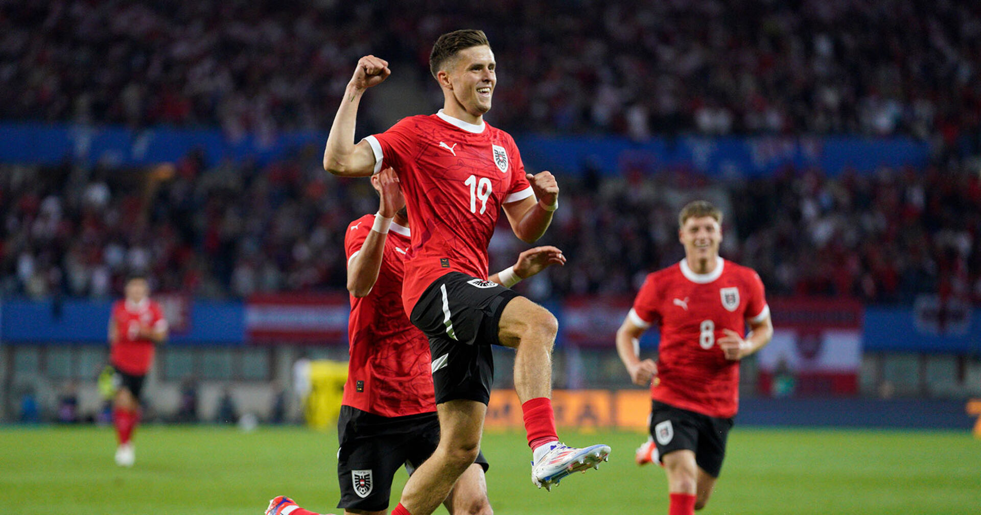 ÖFB-Nationalspieler Christoph Baumgartner bejubelt seinen Treffer beim Testspiel gegen Serbien