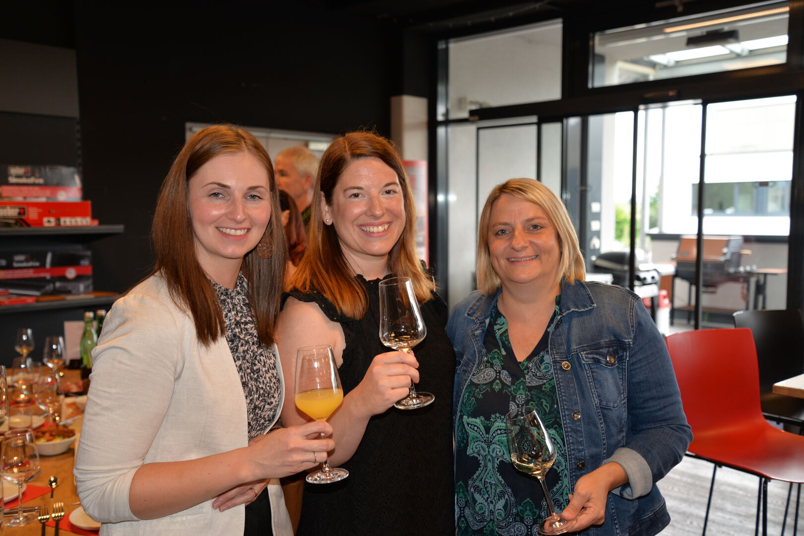 Drei Frauen lächeln in die Kamera