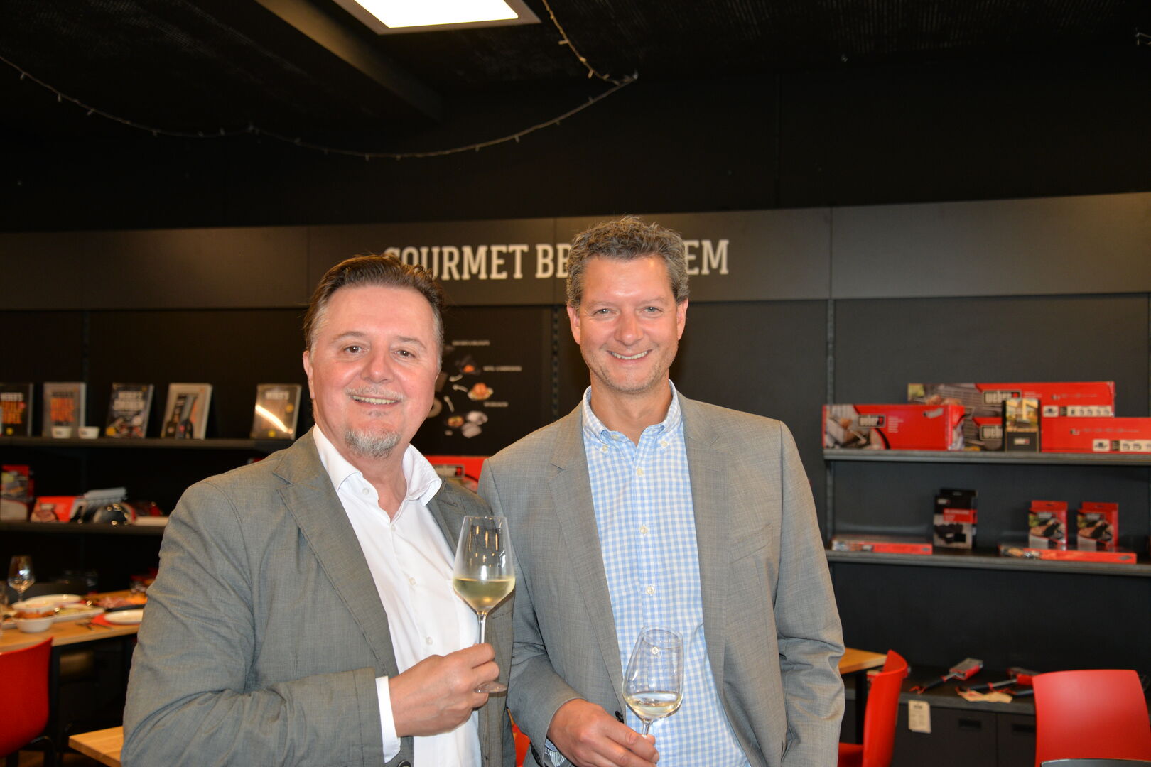 Zwei Männer schauen in die Kamera