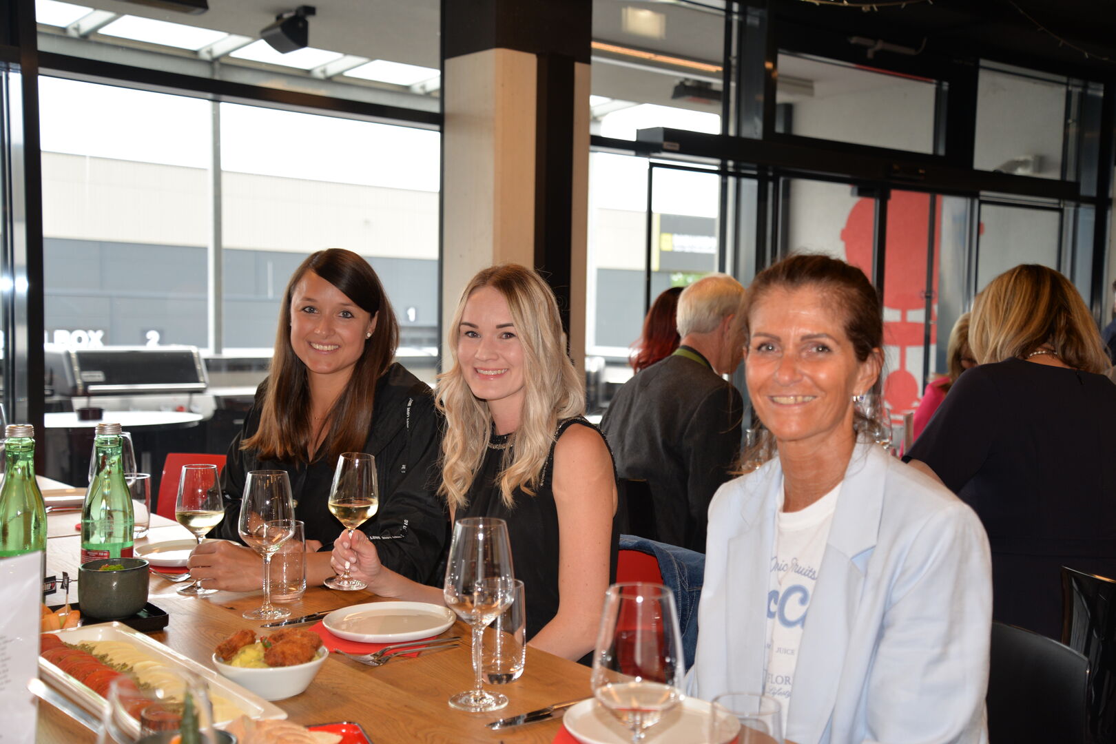 Drei Frauen sitzen an einem Tisch