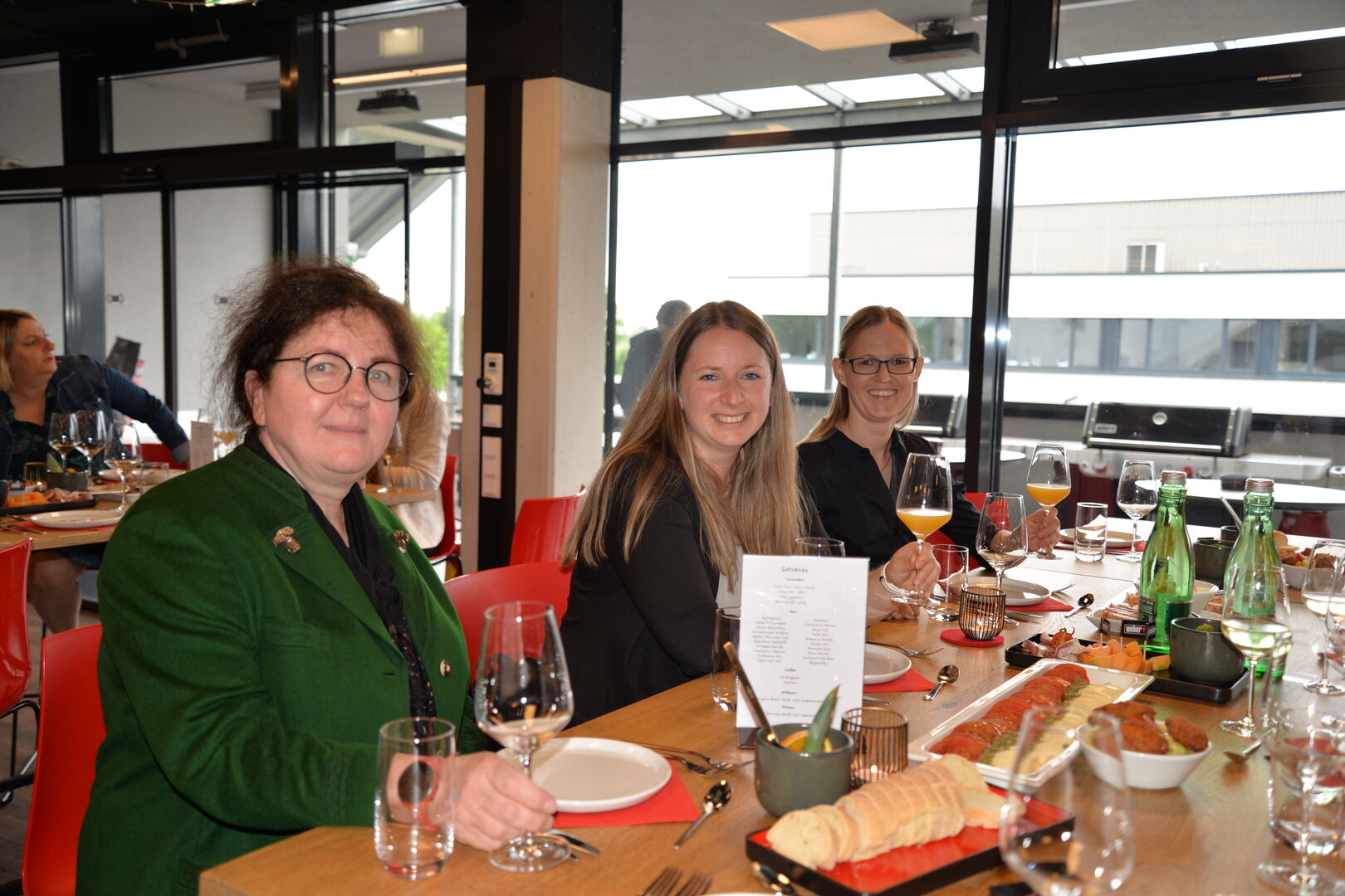 Drei Frauen sitzen an einem Tisch