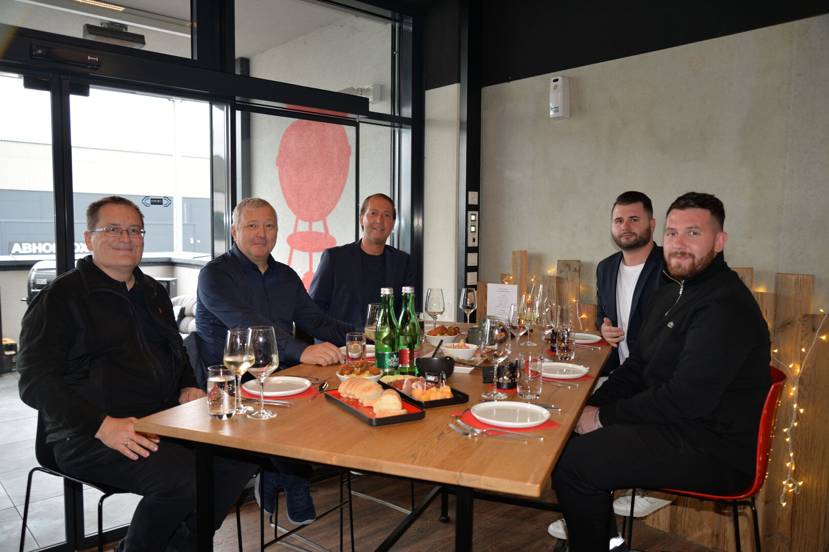 Mehrere Männer sitzen an einem Tisch