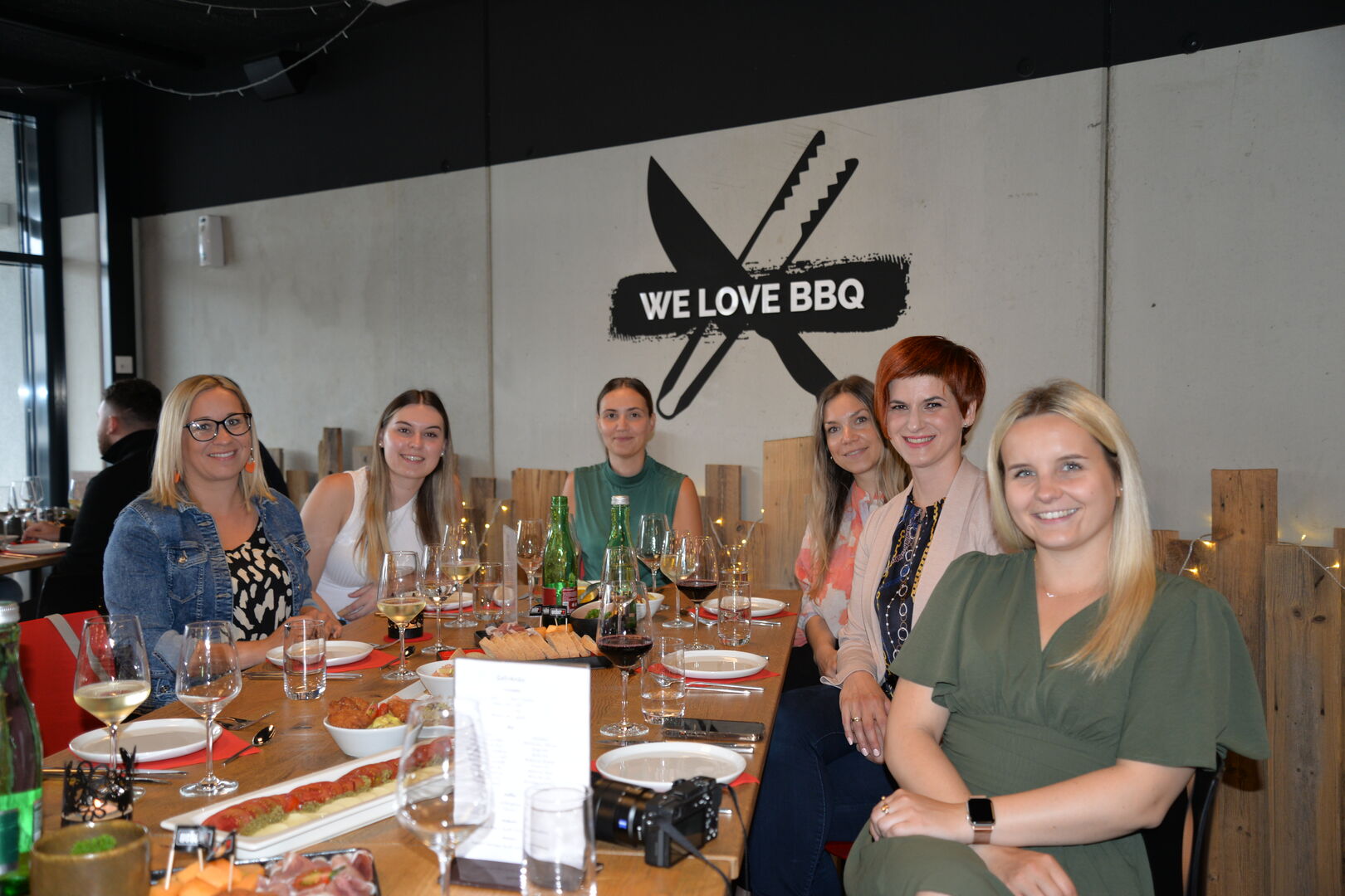 Mehrere Frauen sitzen an einem Tisch