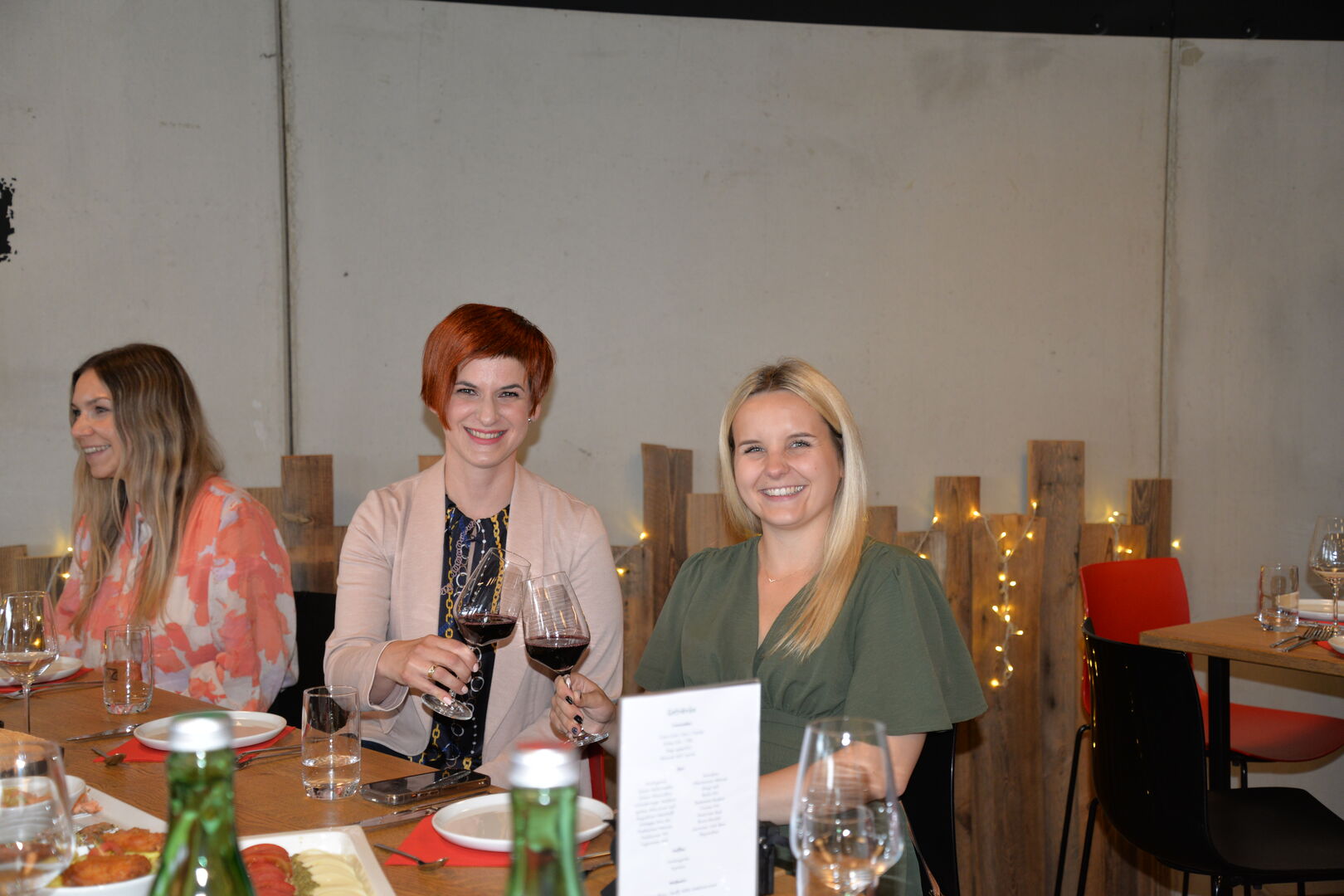 Zwei Frauen prosten sich gegenseitig zu