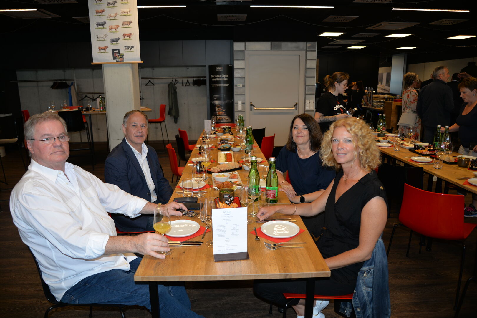 Zwei Frauen und zwei Männer sitzen an einem Tisch