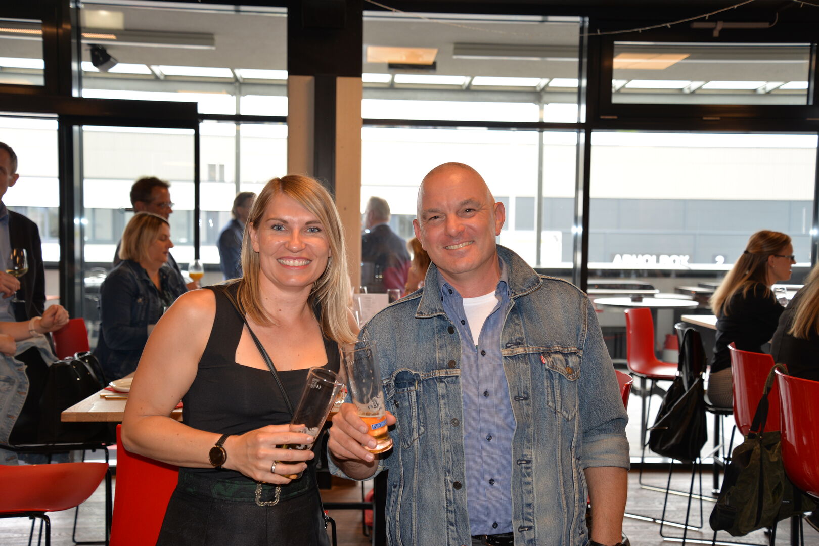 Eine Frau und ein Mann stehen nebeneinander