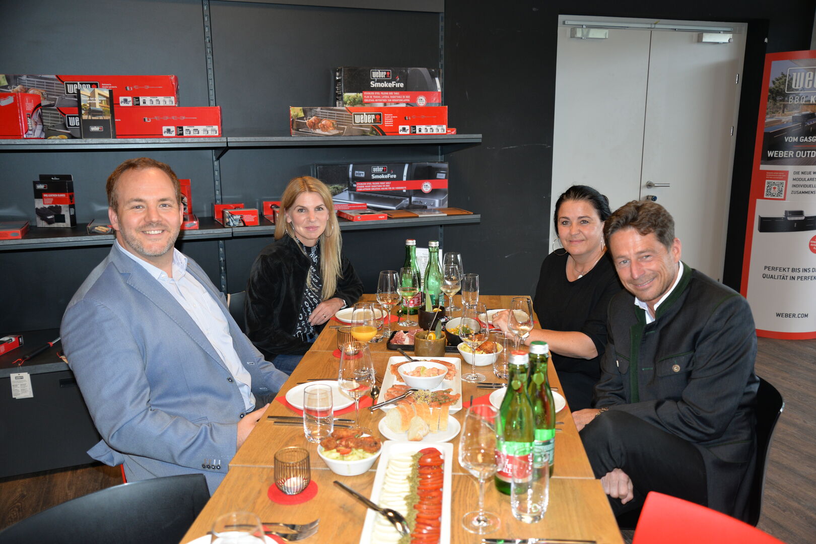 Mehrere Personen sitzen an einem Tisch