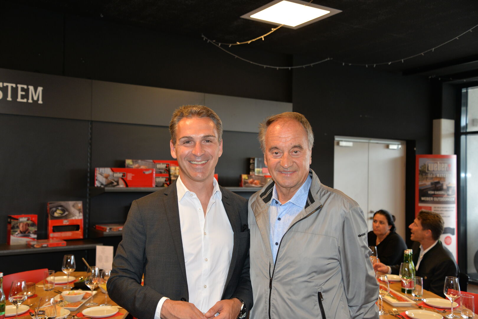 Zwei Männer stehen nebeneinander