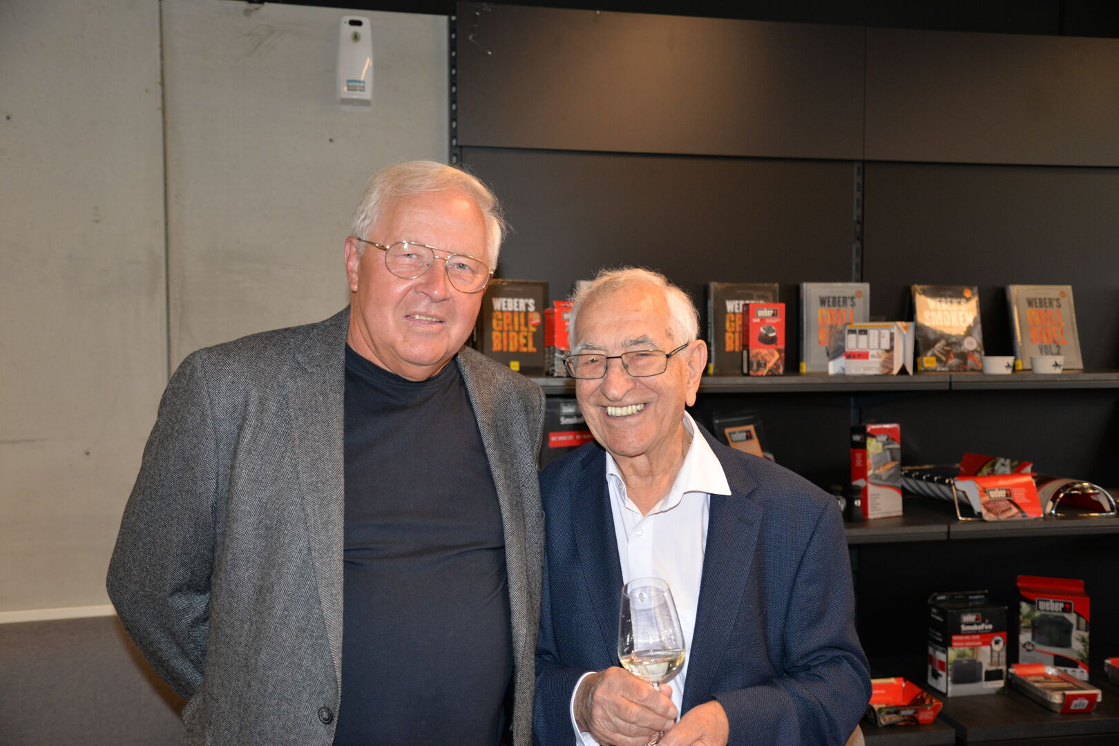 Zwei Männer stehen nebeneinander und blicken in die Kamera