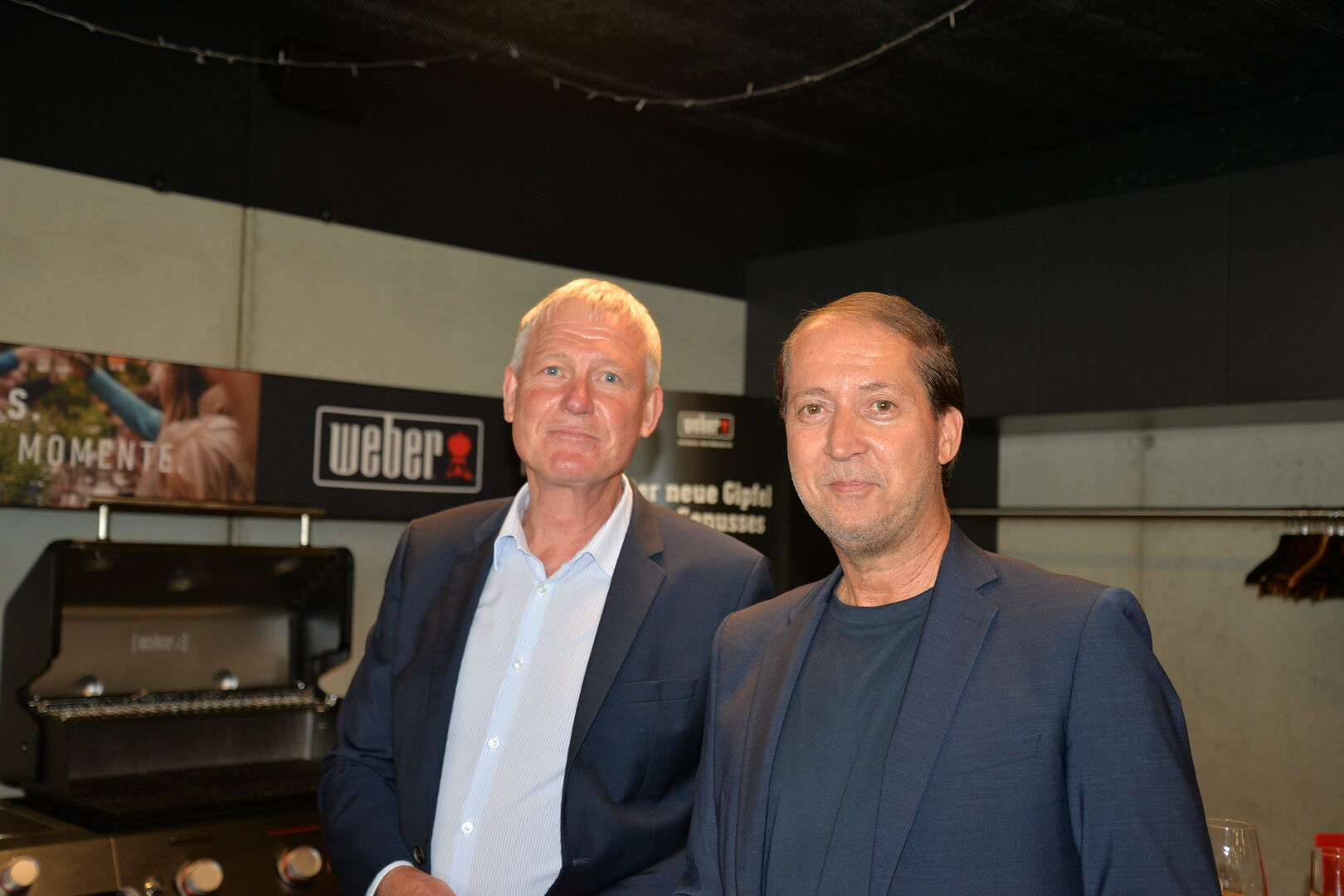 Zwei Männer in Anzügen stehen nebeneinander