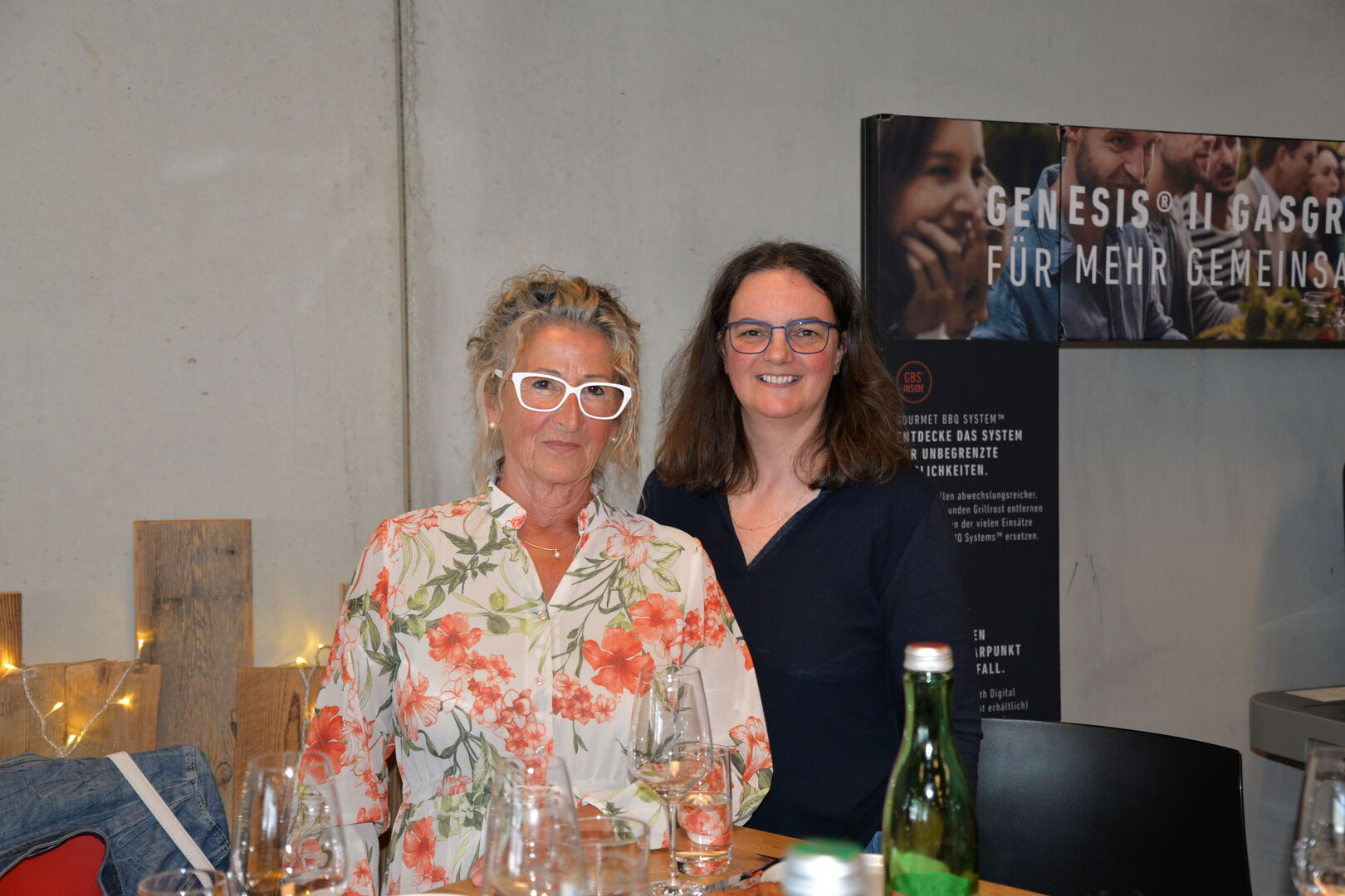 Zwei Frauen stehen nebeneinander und blicken in die Kamera