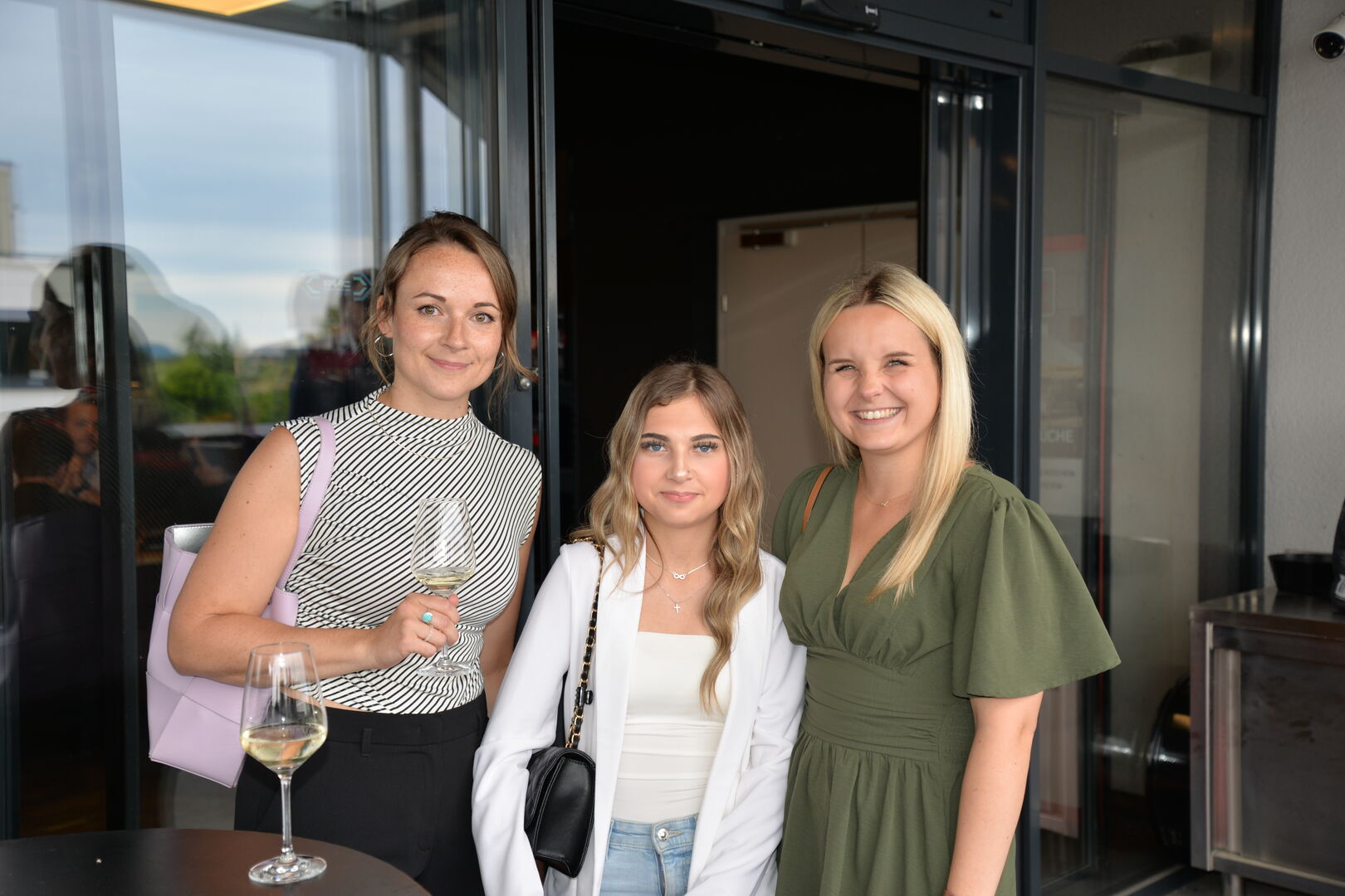 Drei Frauen stehen auf einem Balkon