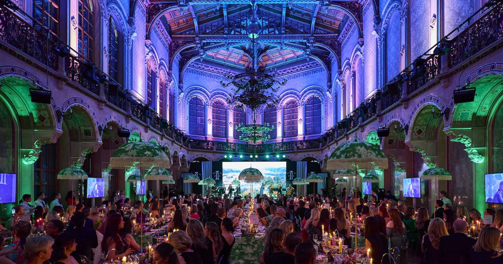 Blick in den schummrig beleuchteten Saal