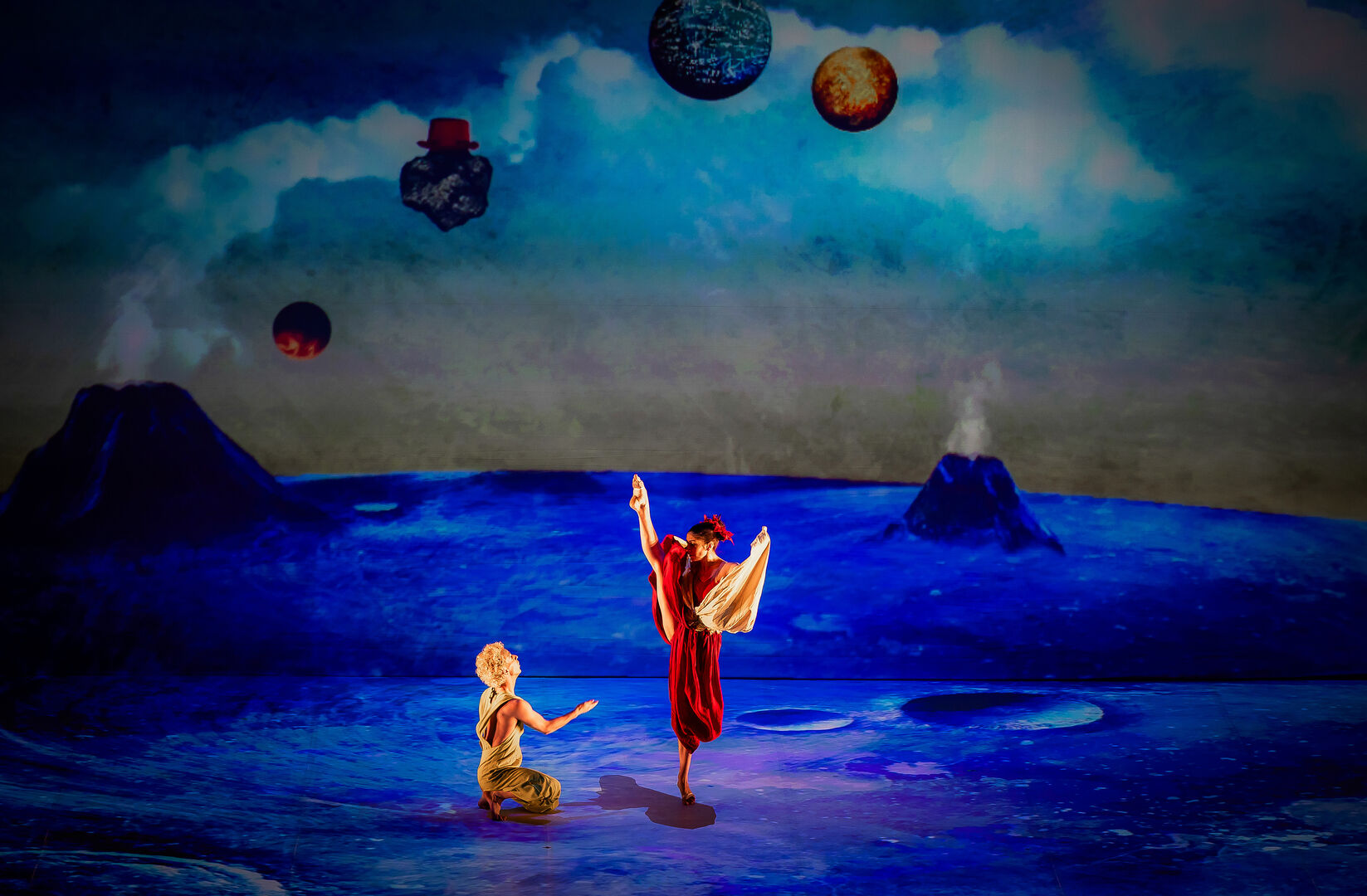 Zwei Schauspieler auf einer Bühne