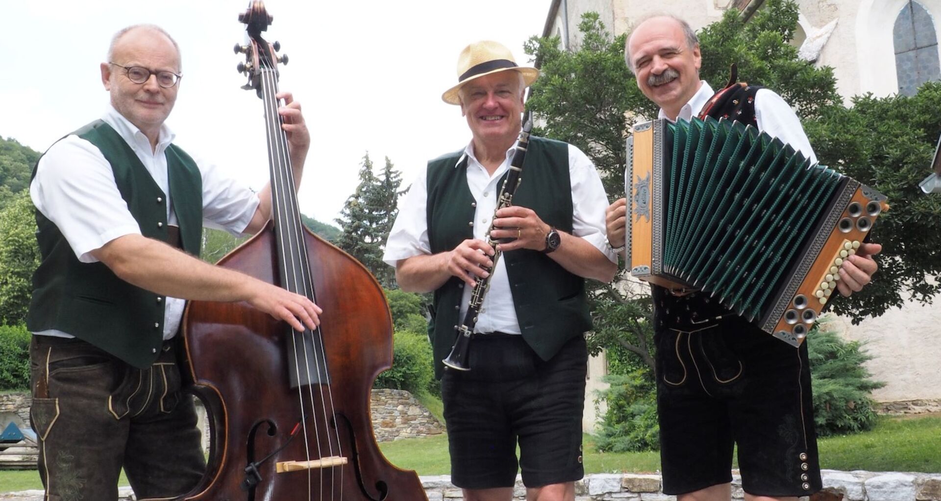 Gruppenbild von Musikern mit Instrumenten
