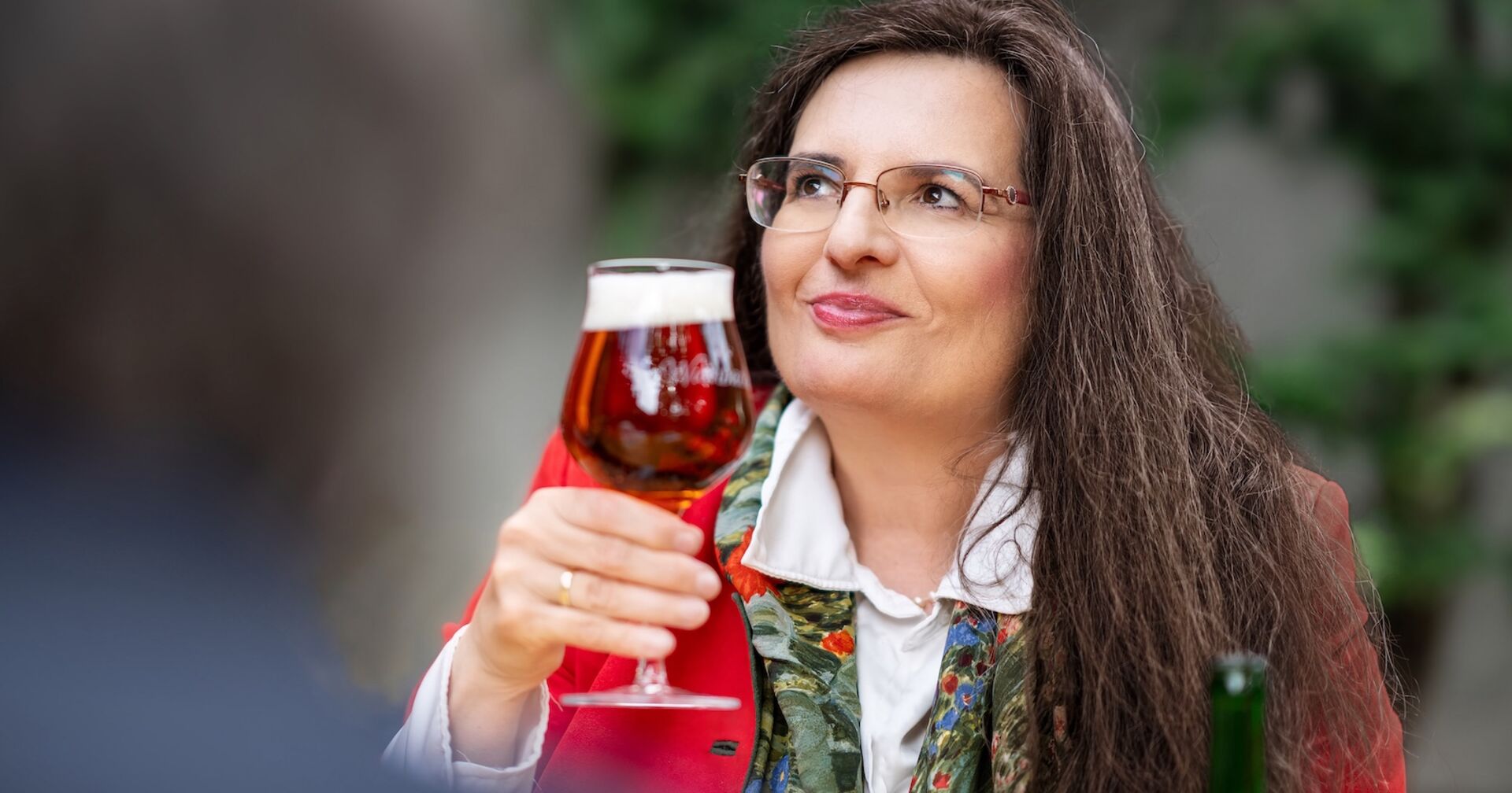 Gabriela Maria Straka mit einem Bierglas