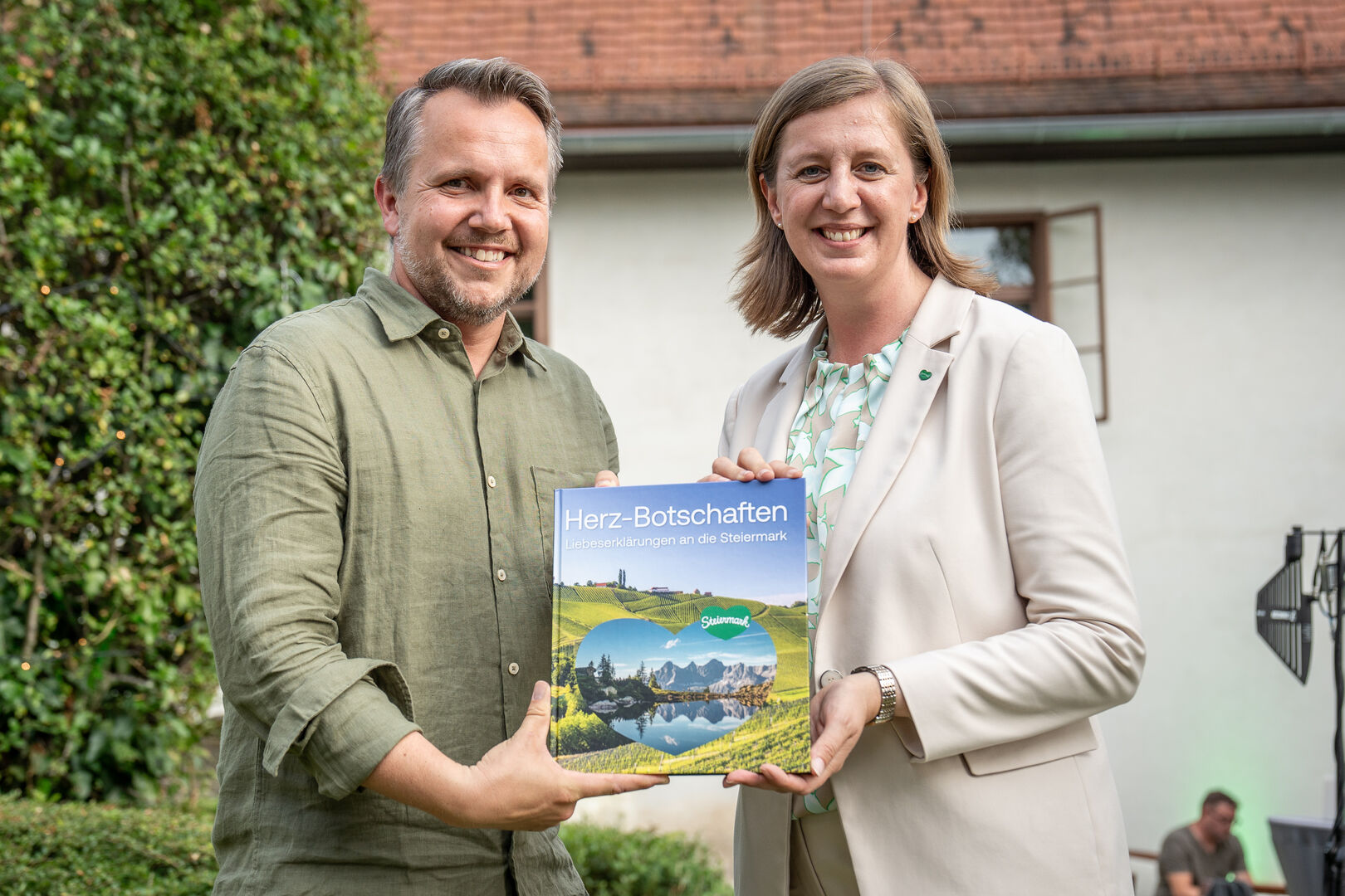 Ein Mann und eine Frau präsentieren ein Buch