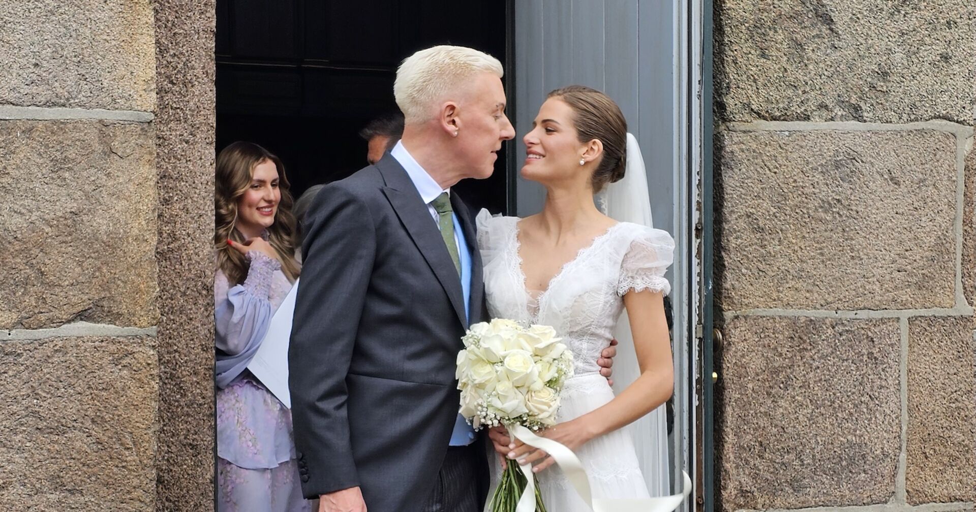 Brautpaar vor Kircheneingang