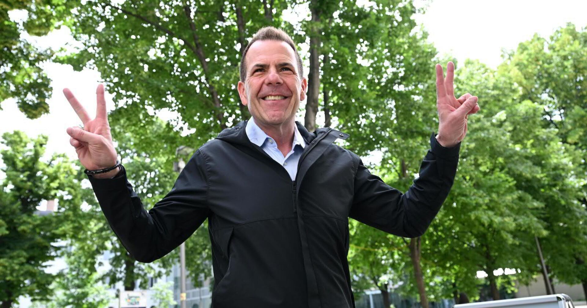 Porträt, lachend und mit Victory-Zeichen